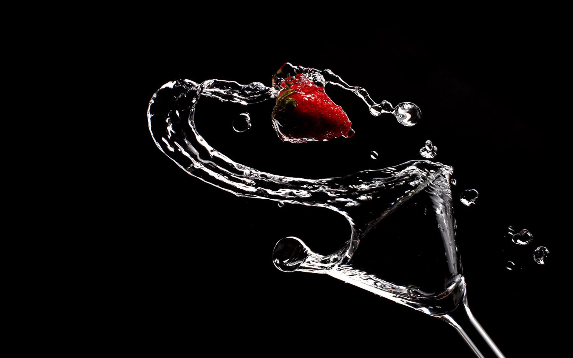 trawberry glass black background splash drops water squirt drinks fruit