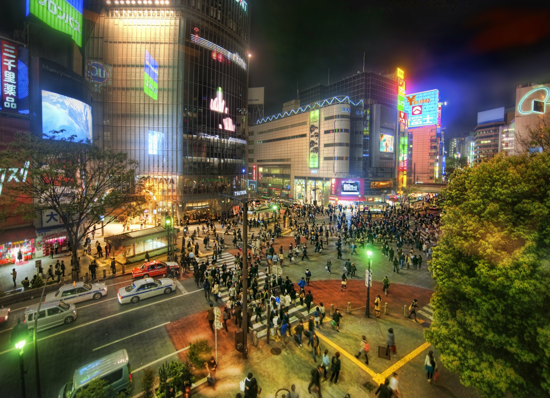 japonia miasto światła samochody tokio ludzie droga noc plac metropolia auto piesi przejście dla pieszych drapacze chmur latarnie neon drzewo widok z góry witryny sklepowe azja tokyo