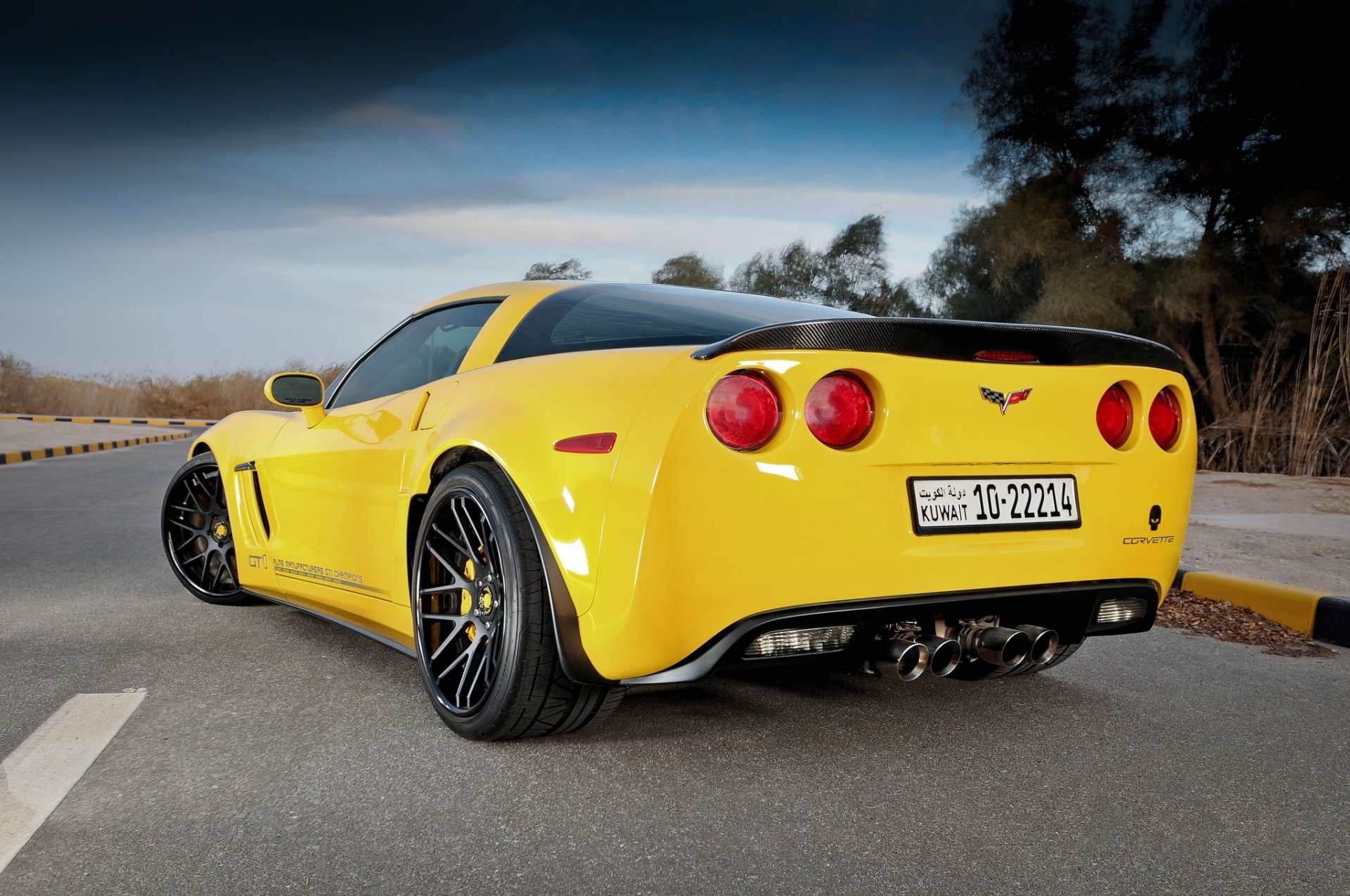 chevrolet corvette c6 grand sport giallo chevrolet corvette grand sport posteriore strada segnaletica orizzontale