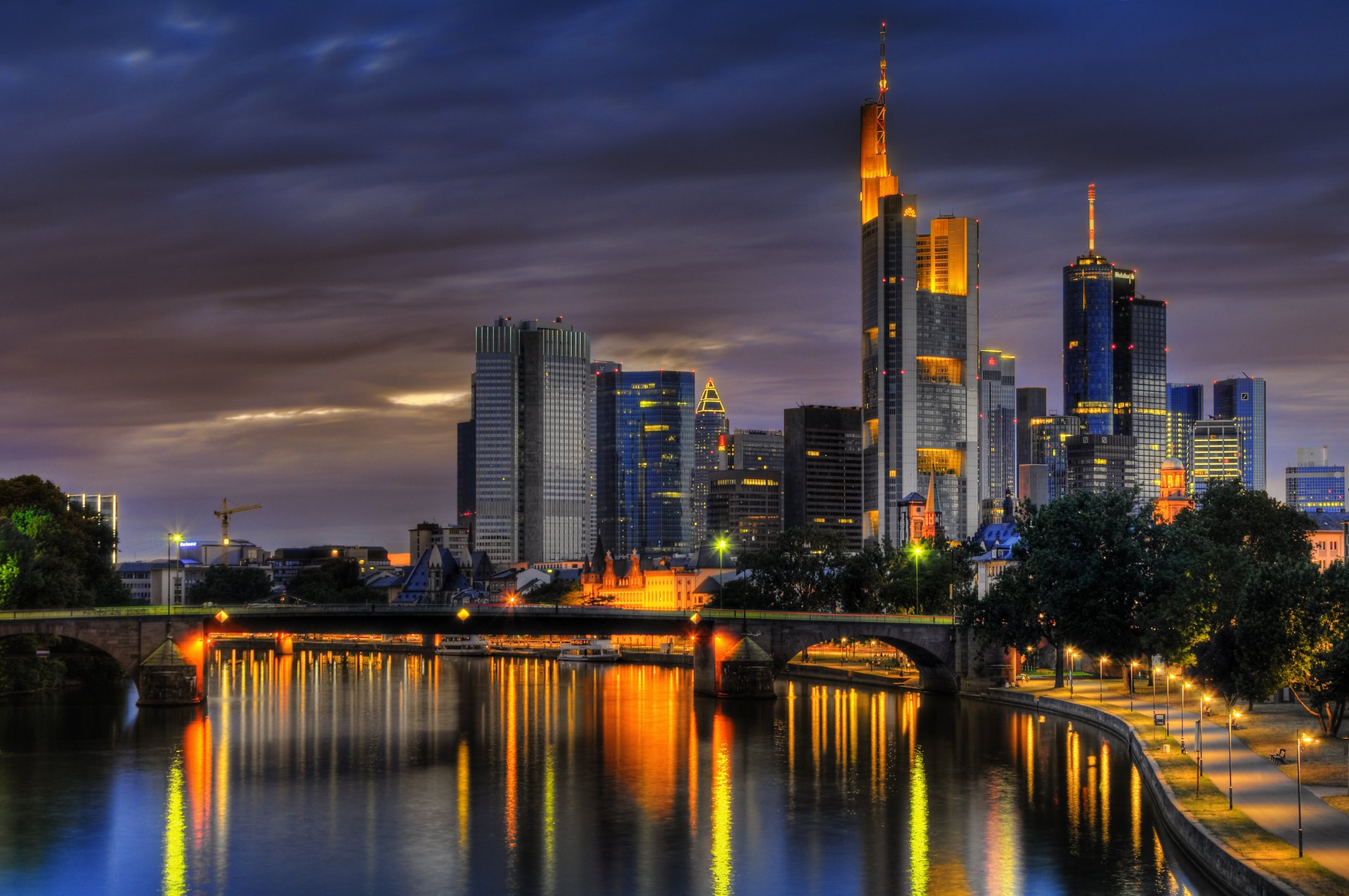 feuer himmel frankfurt am main dämmerung sommer deutschland nacht lichter wolkenkratzer metropole uferpromenade fluss reflexion bäume laternen wolken wasser städte nachthimmel