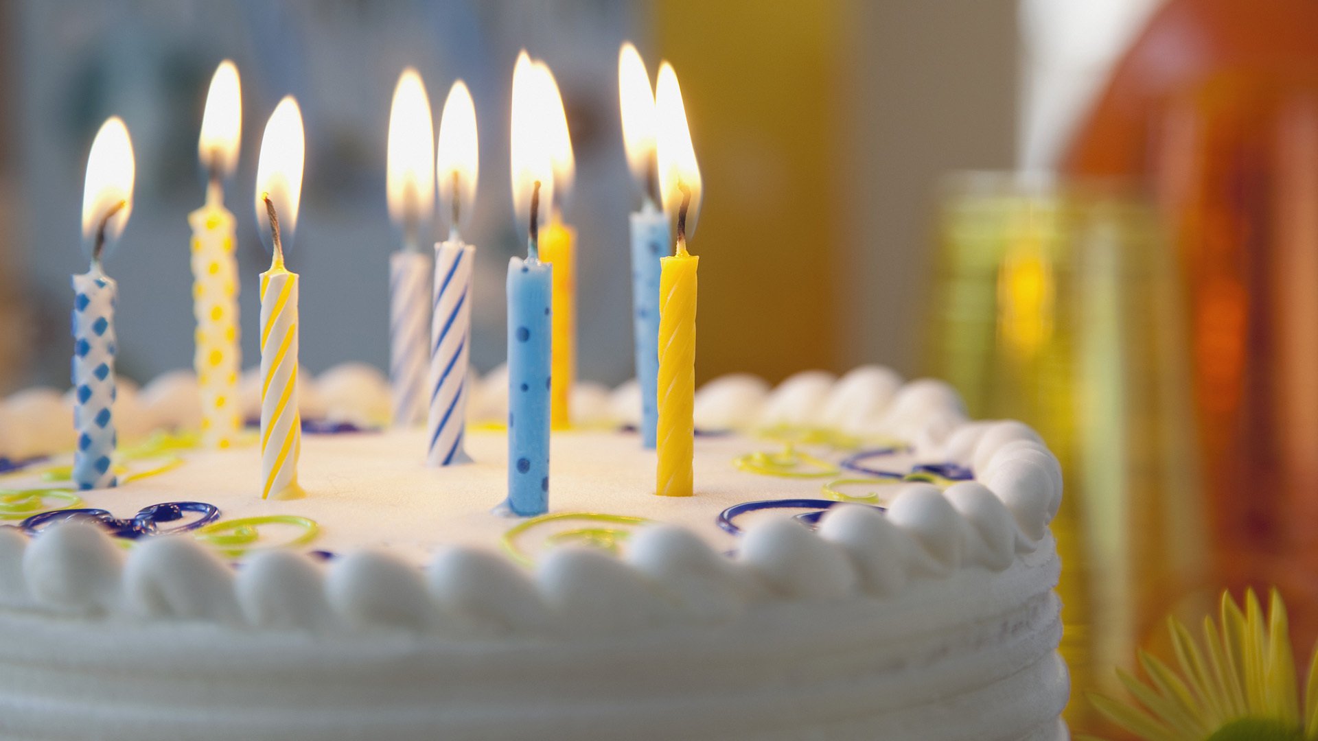 essen creme kuchen kerzen feiertag geburtstag namenstag dessert süß feuer unschärfe sahne keks