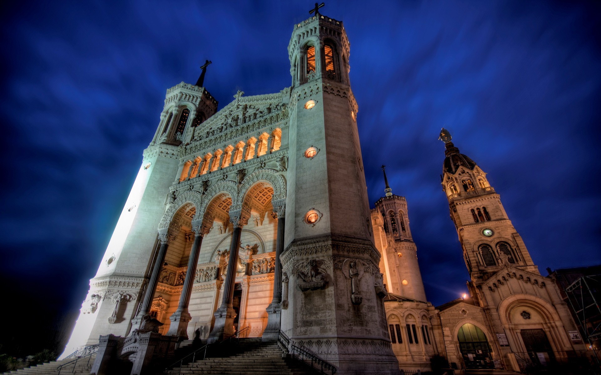 chiesa luce notte