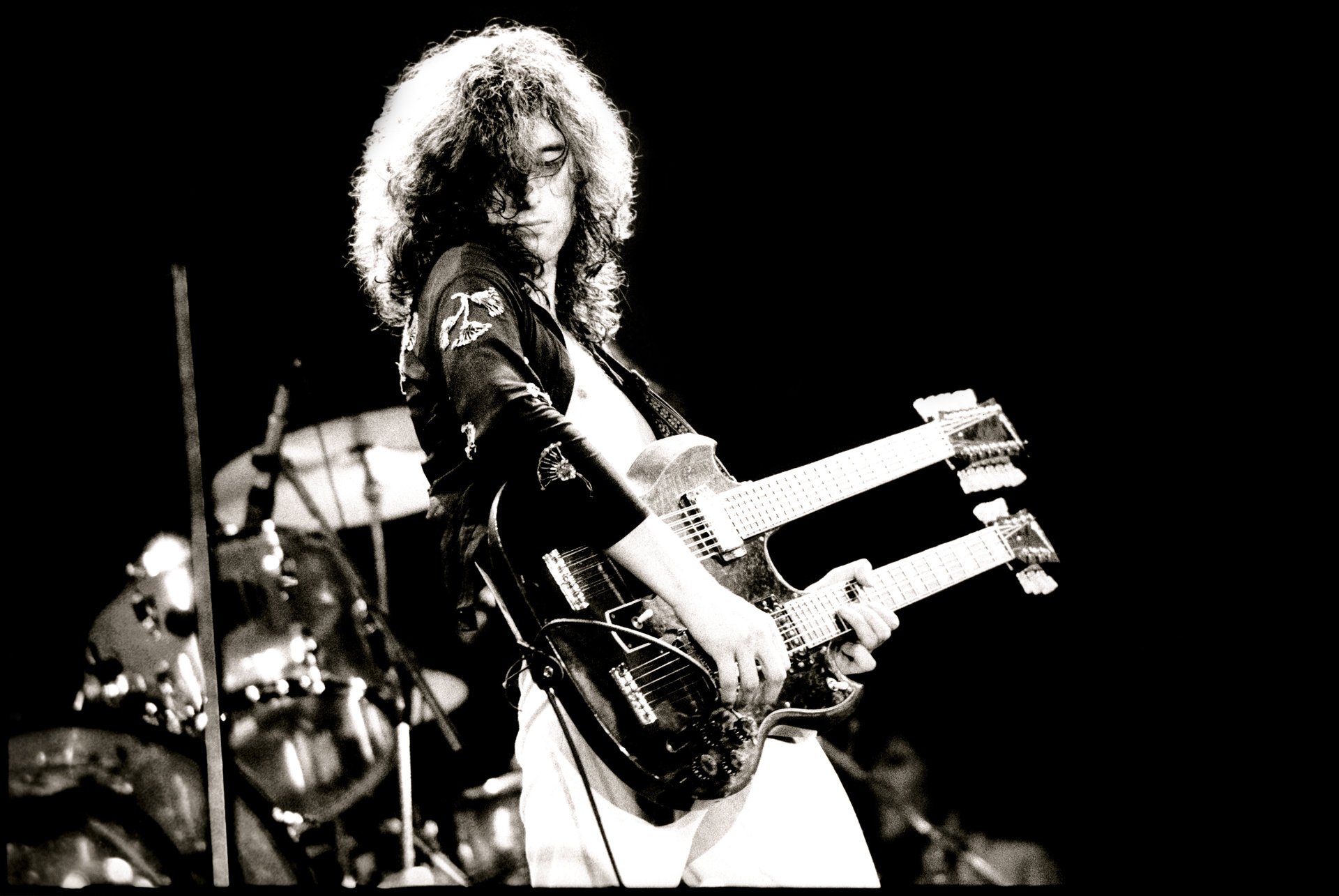 jimmy page jimmy page rock led zeppelin musicien bw fond noir batterie guitare chanteur cheveux longs guy