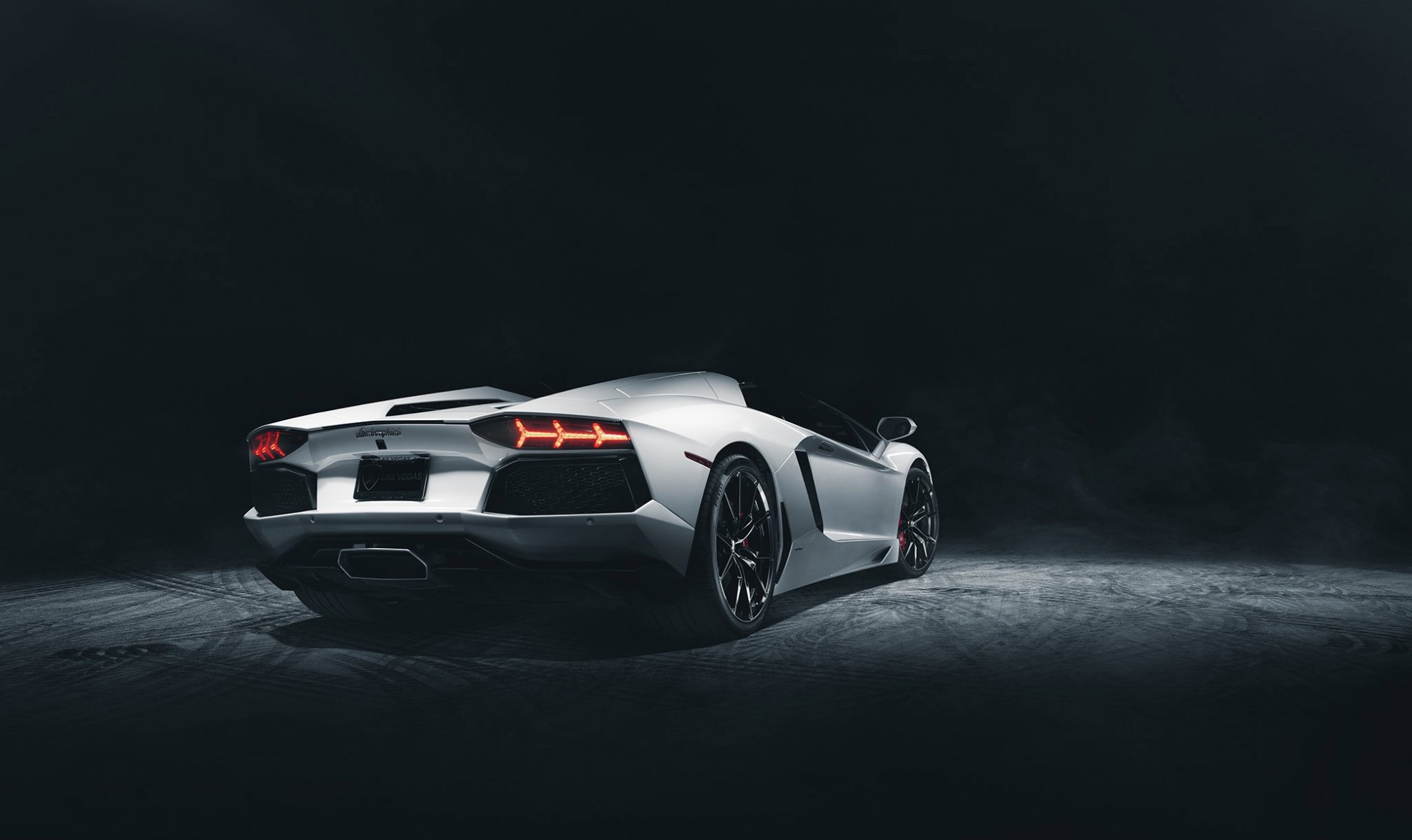 lamborghini aventador lp700-4 roadster supercar bianco scuro posteriore studio