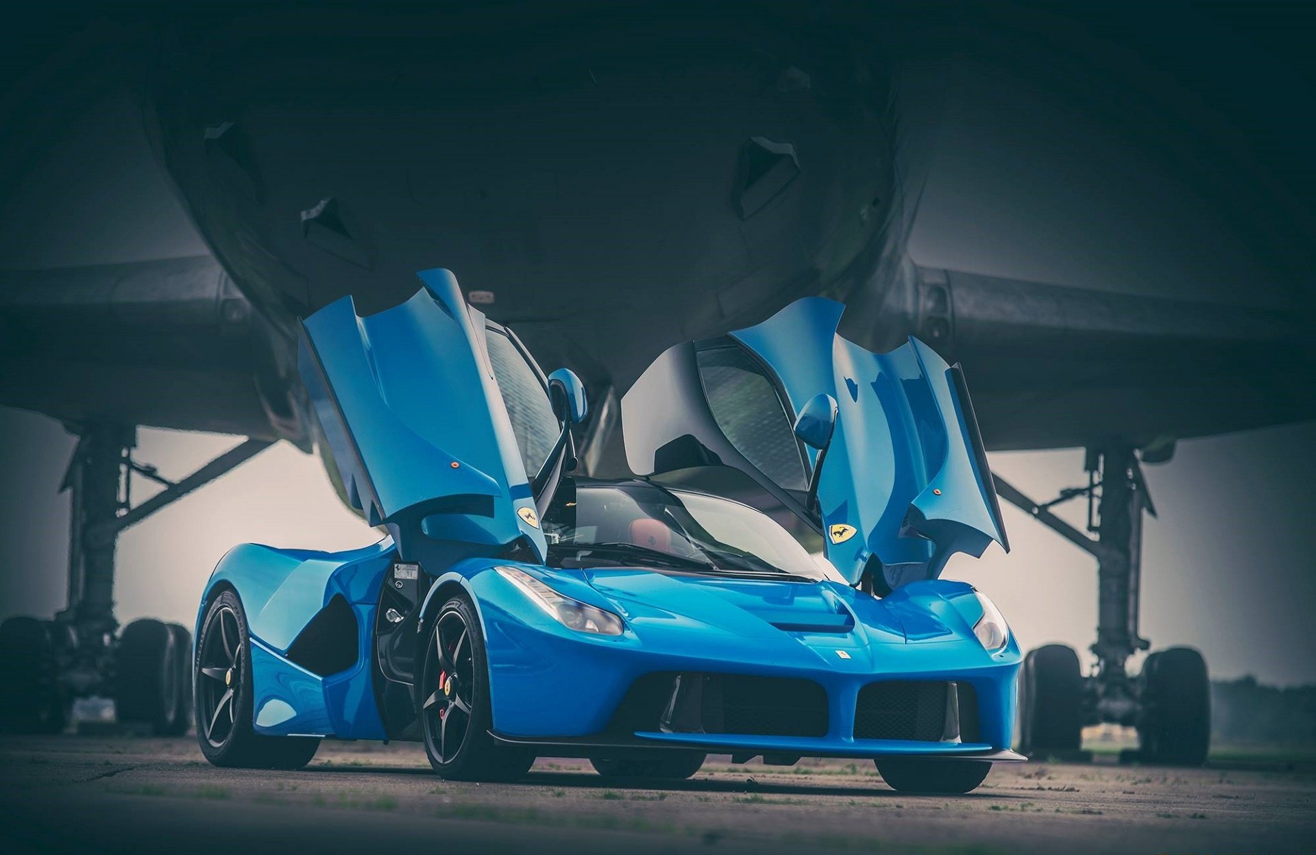 ferrari laferrari azul superdeportivo avión frente pista puerta