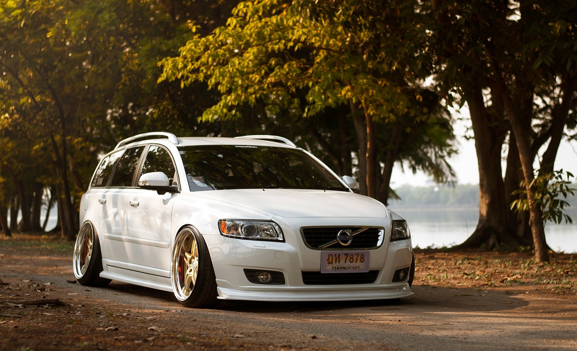 auto volvo v50 bianco tuning posizione slammed volvo f50 bianco auto