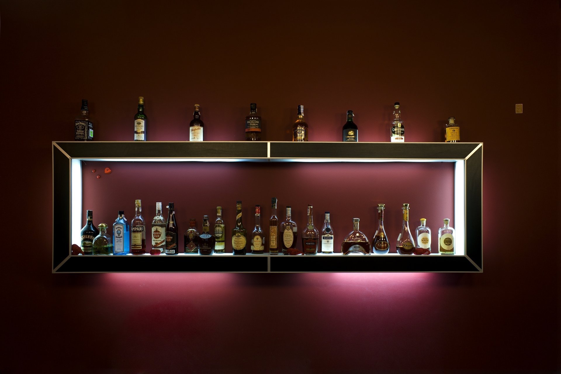 bar flaschen regal hintergrundbeleuchtung wand binge wein alkohol cognac rot dunkler hintergrund whisky getränke