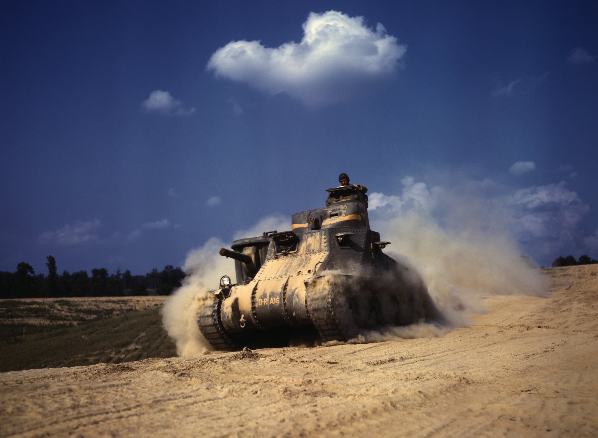 serbatoio in polvere m3lee grant sabbia macchinari movimento polvere fumo nuvole campo cielo attrezzature militari