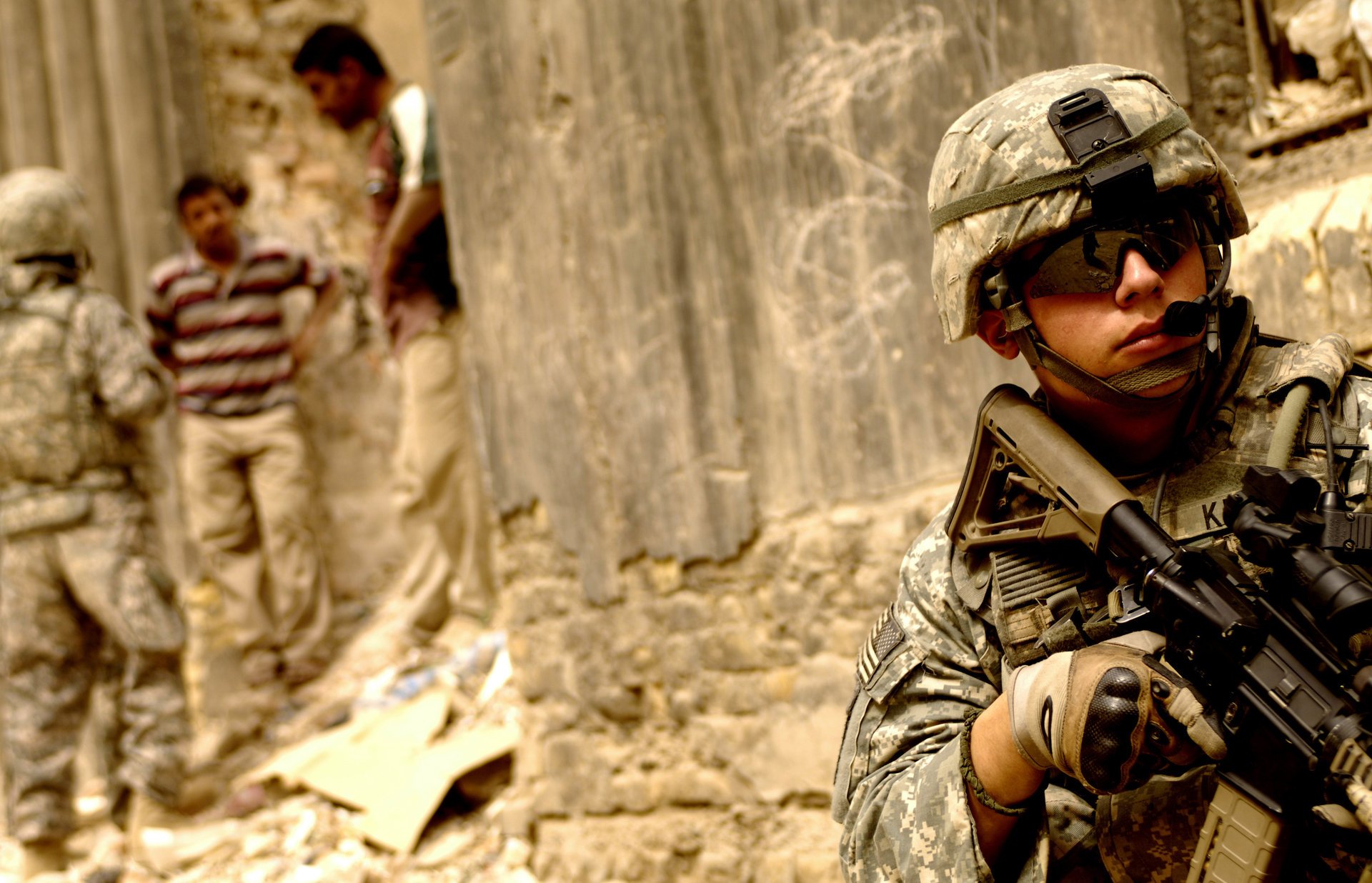 soldaten boden waffe menschen irak soldat maschinengewehr ausrüstung uniform brille handschuhe bereitschaft schütze männer