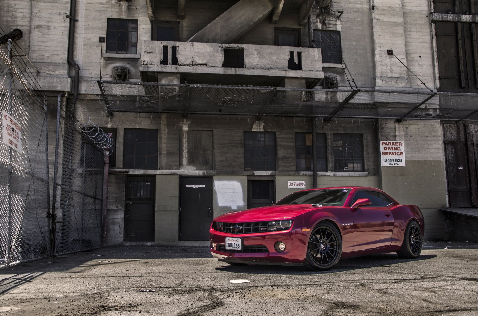 chevrolet camaro rs rojo chevrolet camaro rojo edificio