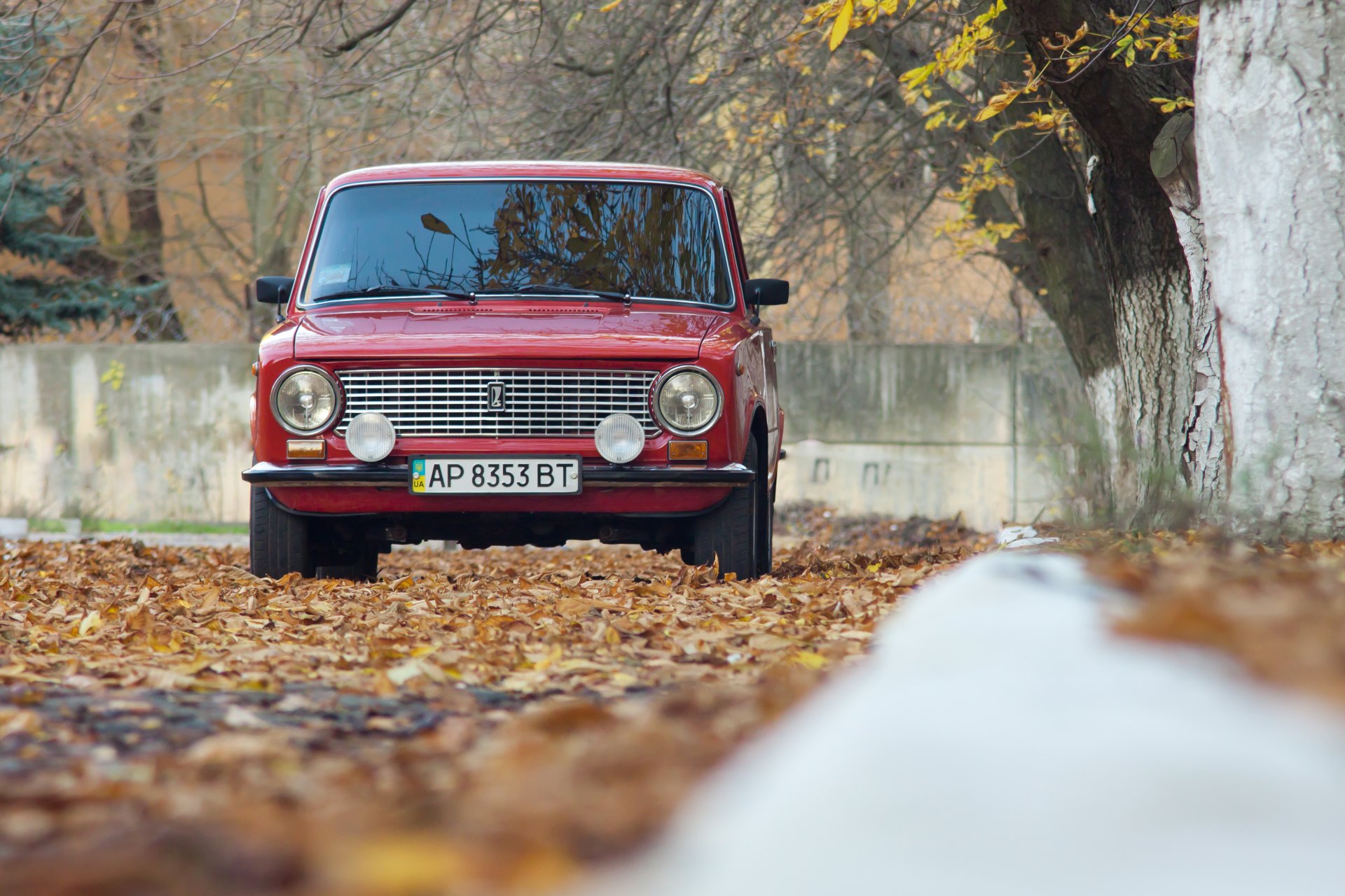 lada vaz avtovaz berline rouge automne feuilles