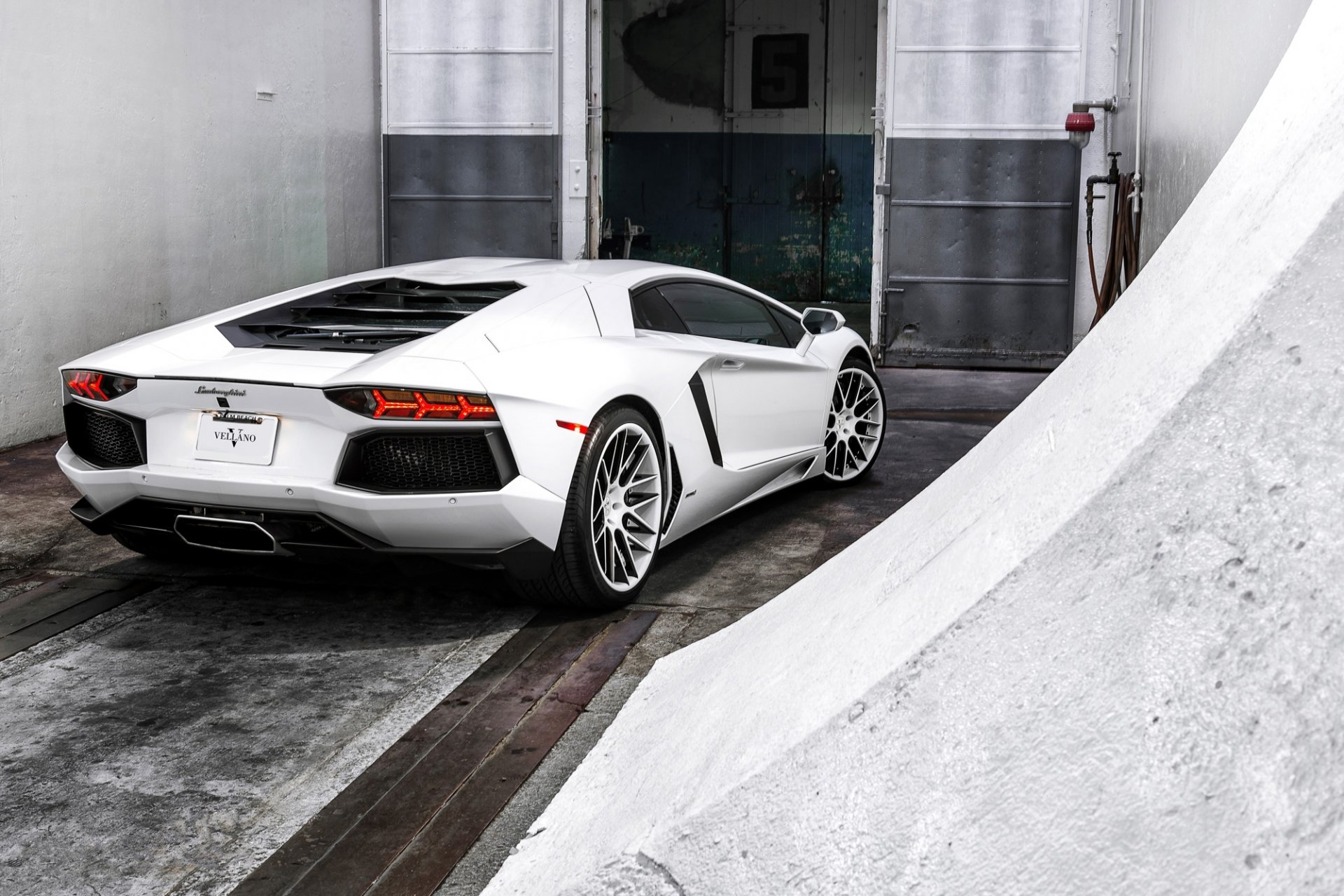 lamborghini aventador lp700-4 blanc lamborghini aventador vue arrière porte