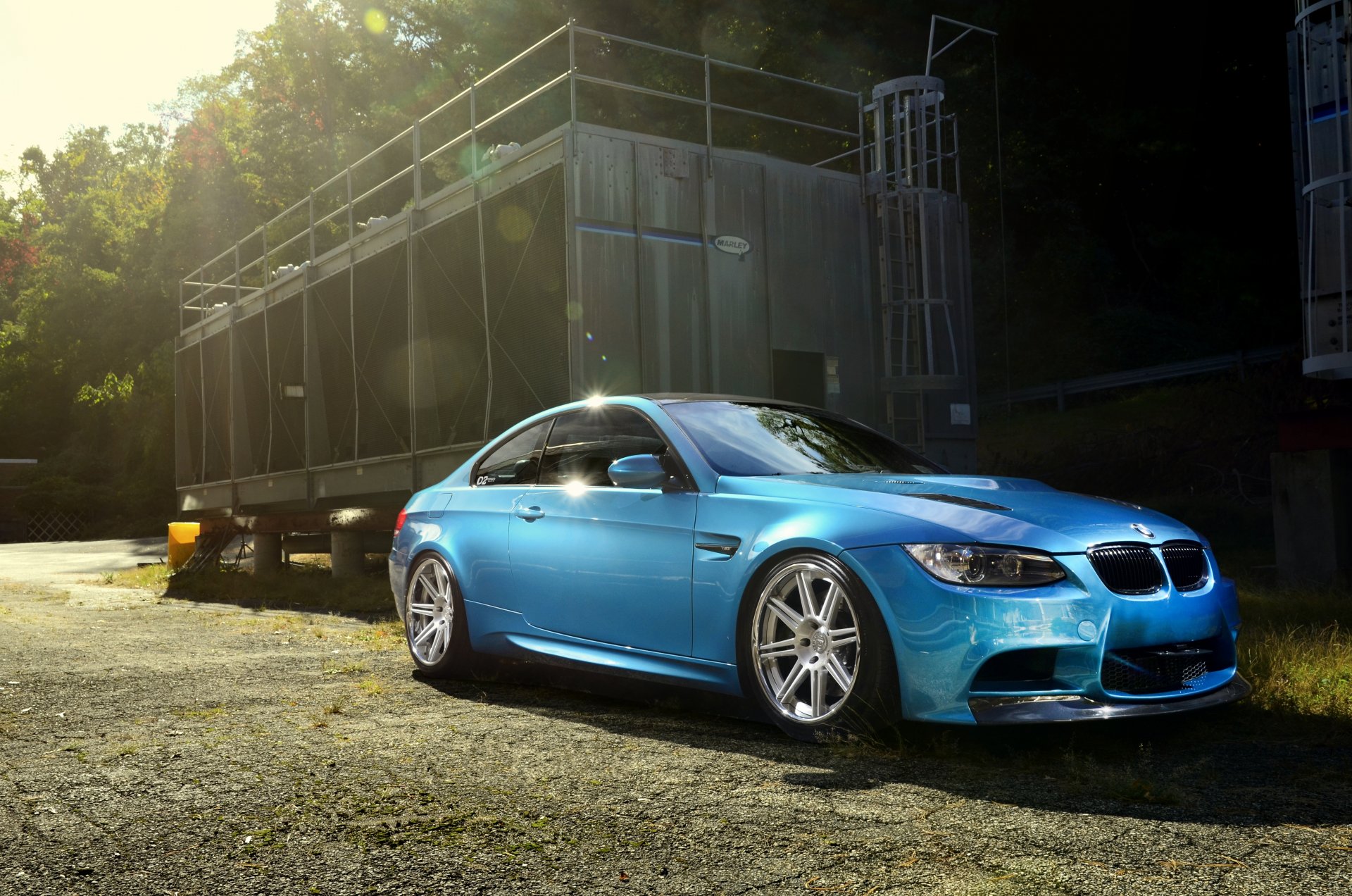 bmw m3 e92 atlantic blue bmw niebieski widok z boku cień słońce blask drzewa