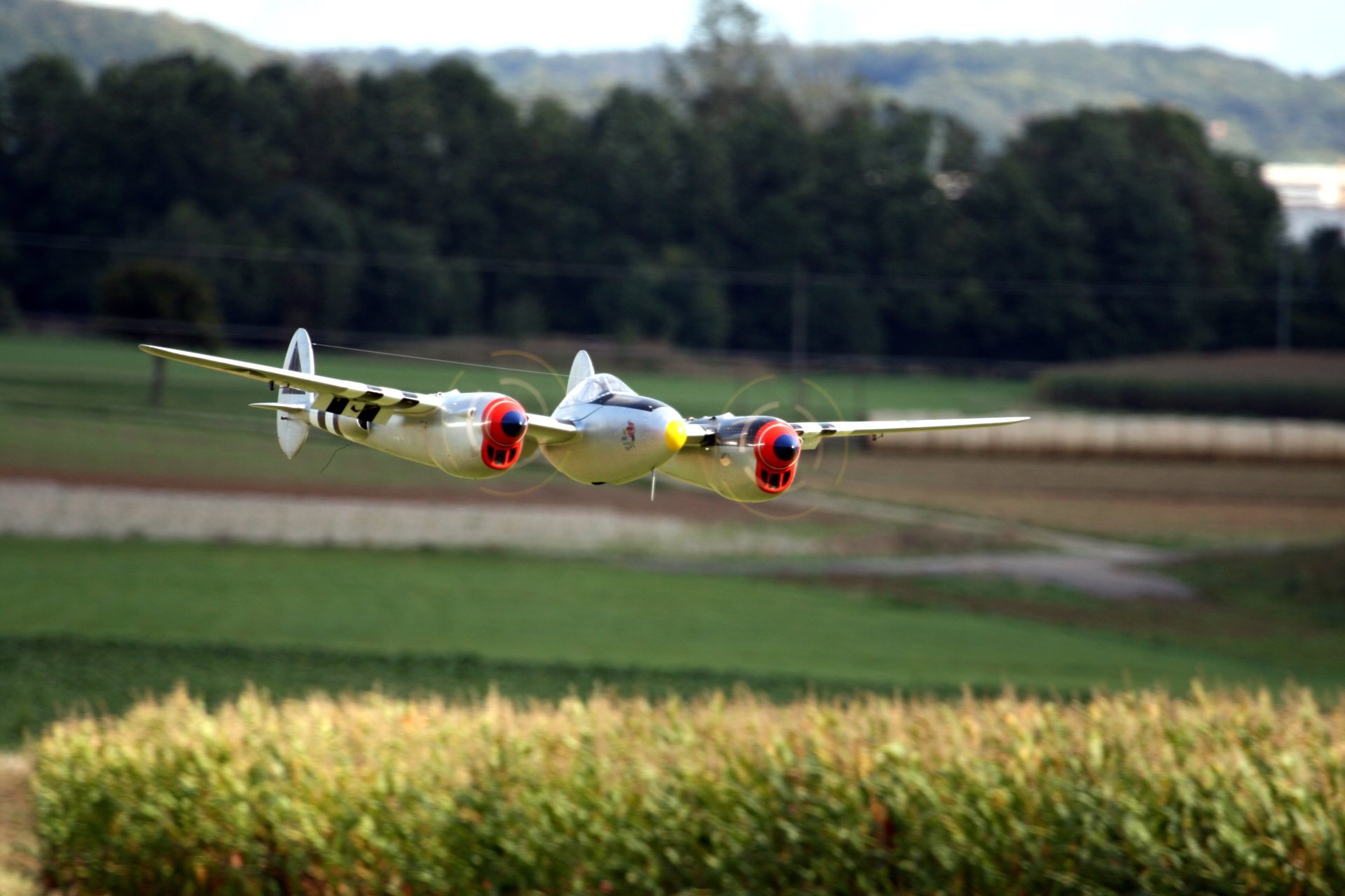 aviación sobre el campo modelos de aviones luchador modelo avión vuelo aviación bosque árboles campo transporte aéreo