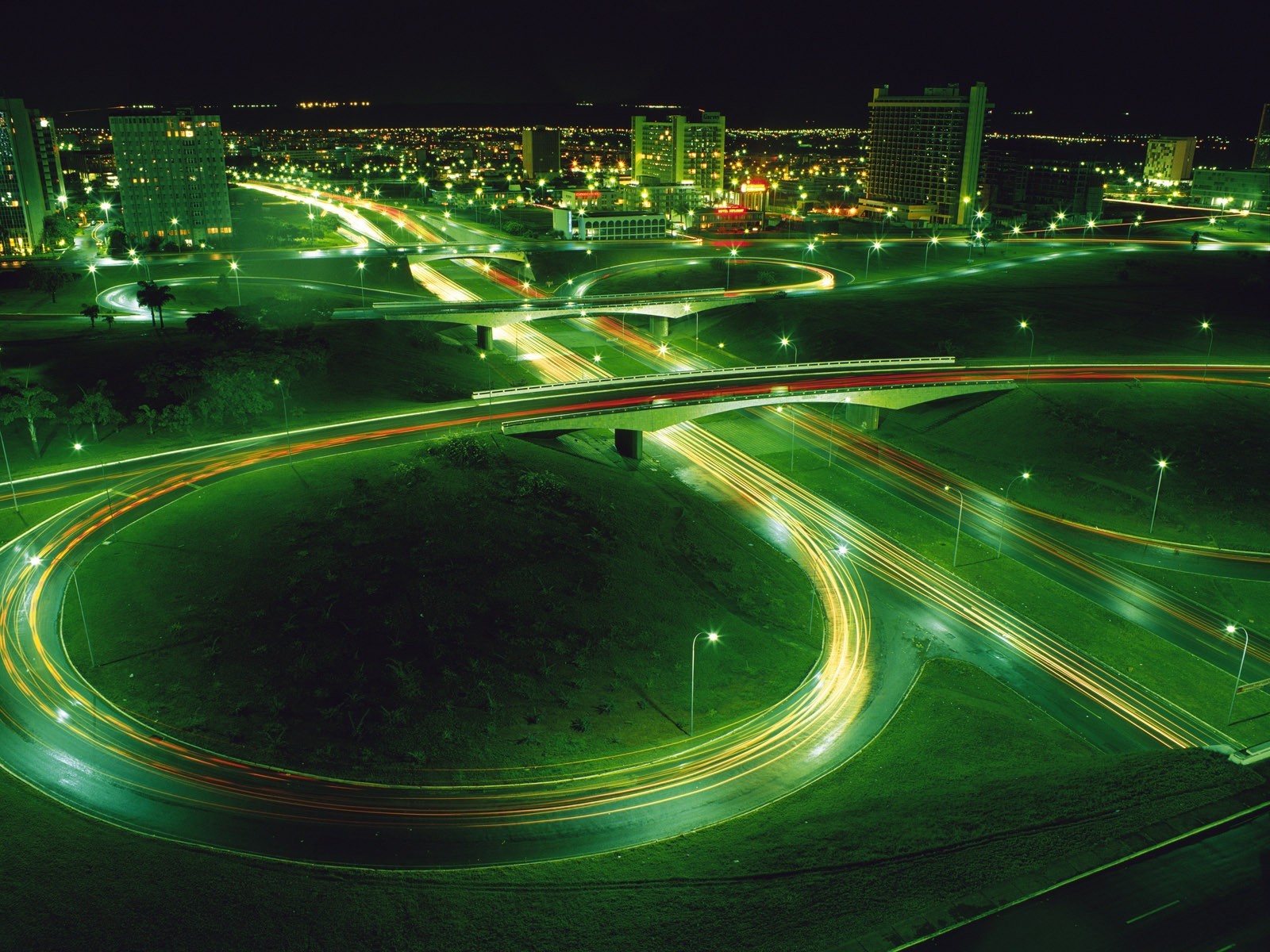 strada verde girare ponte notte luci