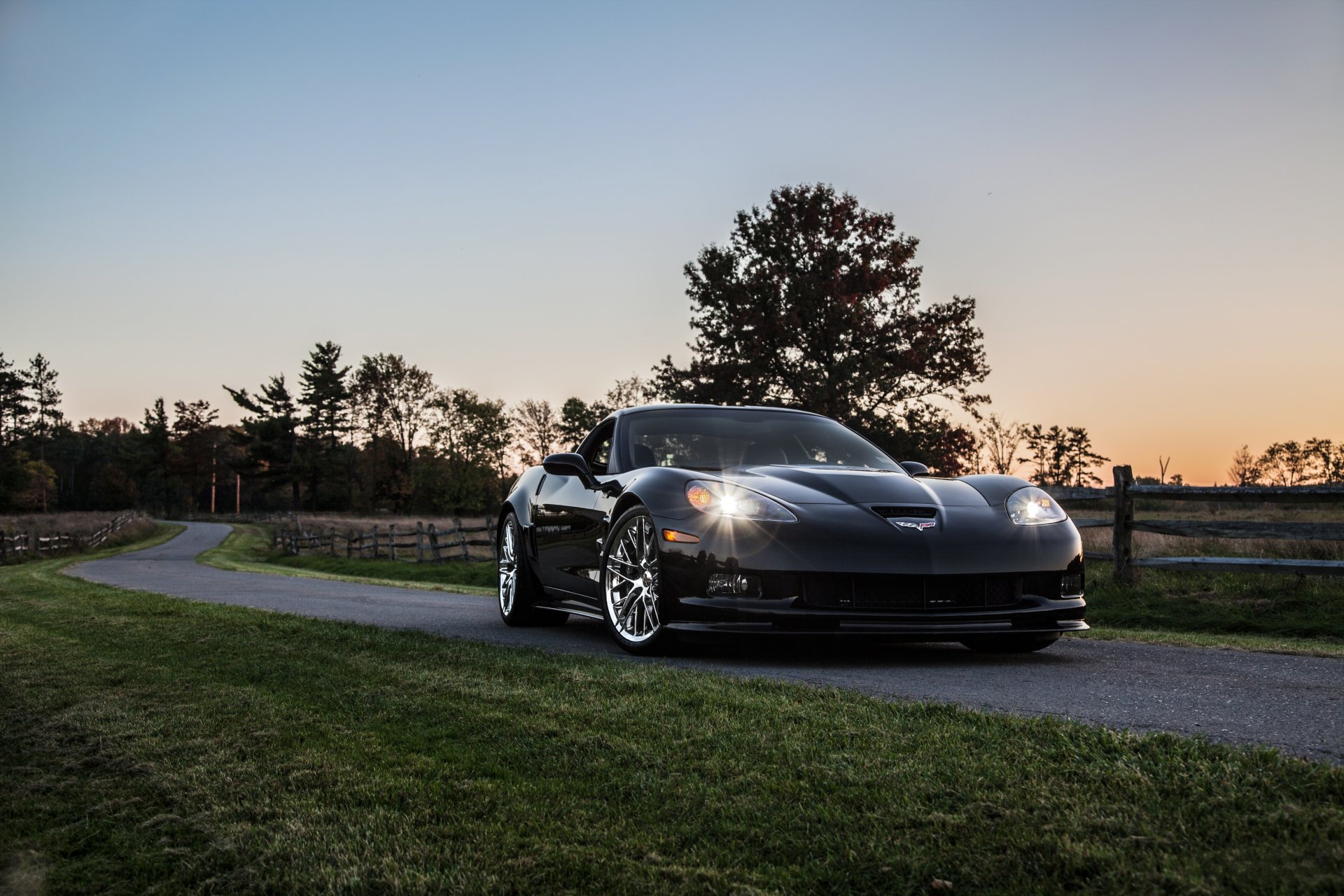 chevrolet corvette zr1 noir chevrolet corvette soirée route bord de la route pelouse