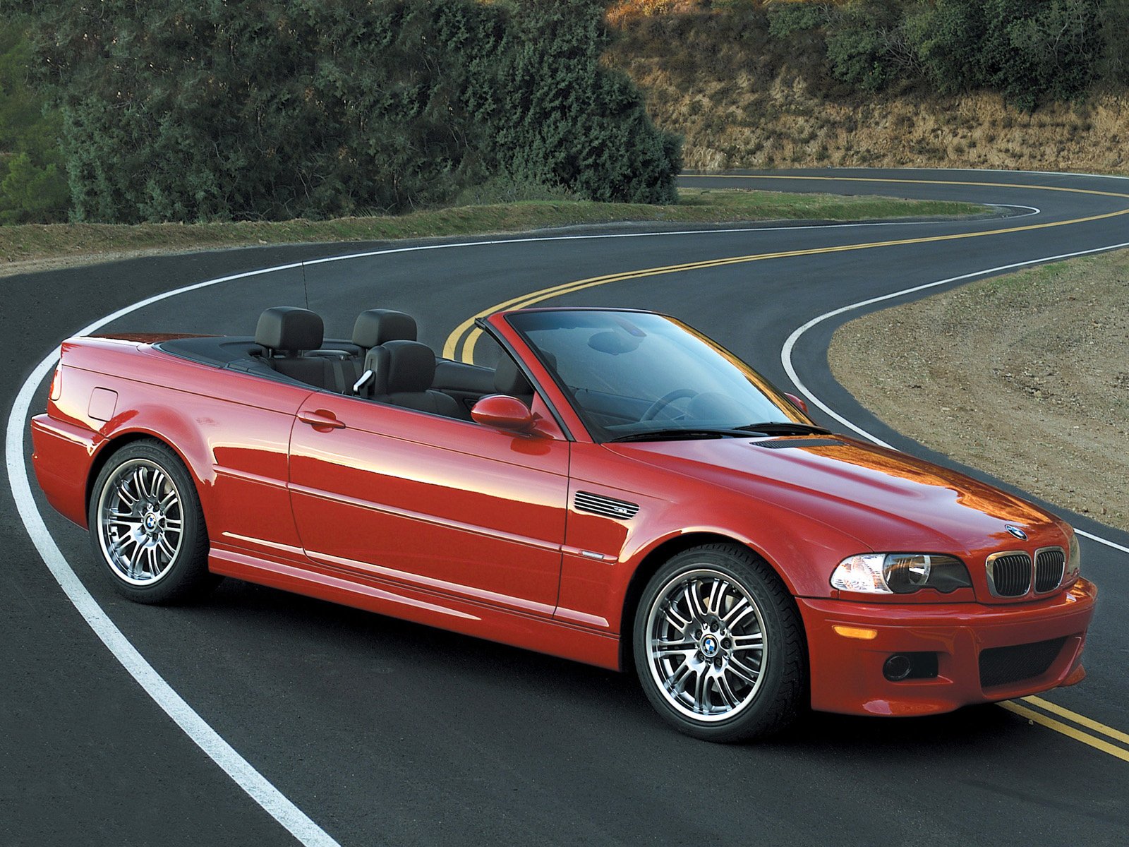 strada tortuosa bmw e46 m3 serie 3 bmw troika coupé rosso auto sportiva cabrio roadster strada auto rossa auto convertibile segnaletica orizzontale svolta autovetture automobili auto veicoli veicoli