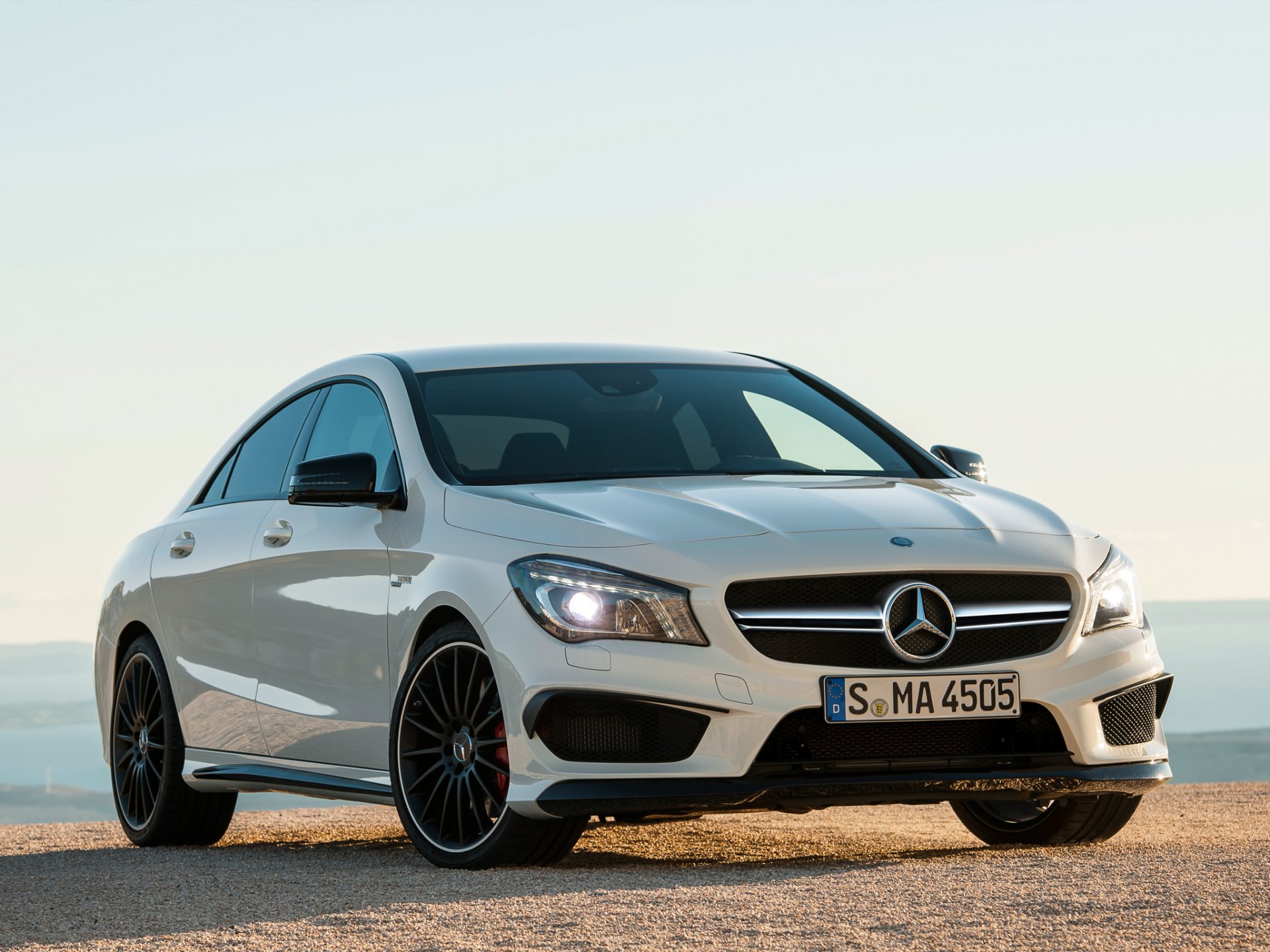 mercedes-benz cla amg voiture avant blanc mers phares