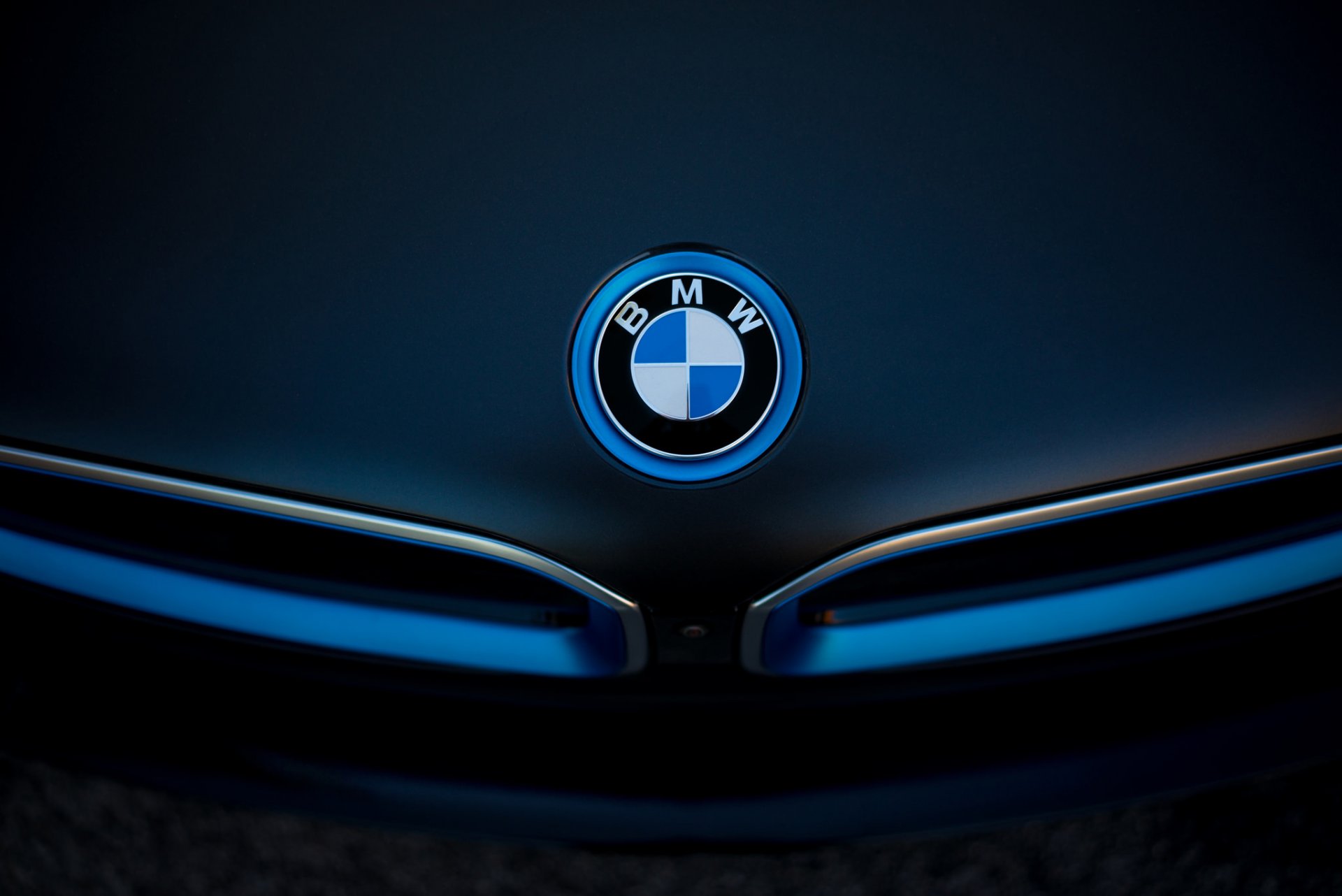 bmw i8 emblem boomer logo