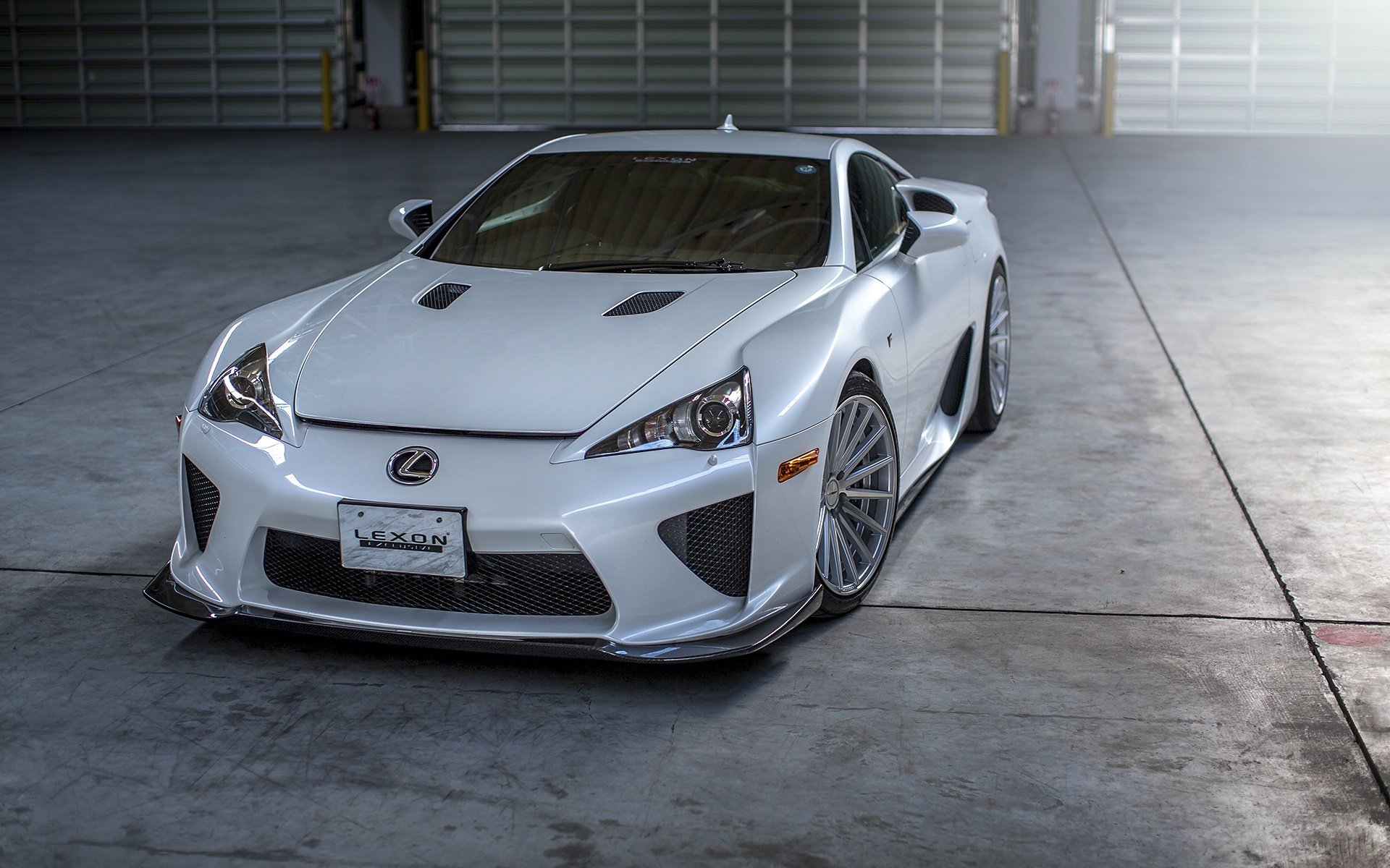 lexus lfa supersamochód biały hangar