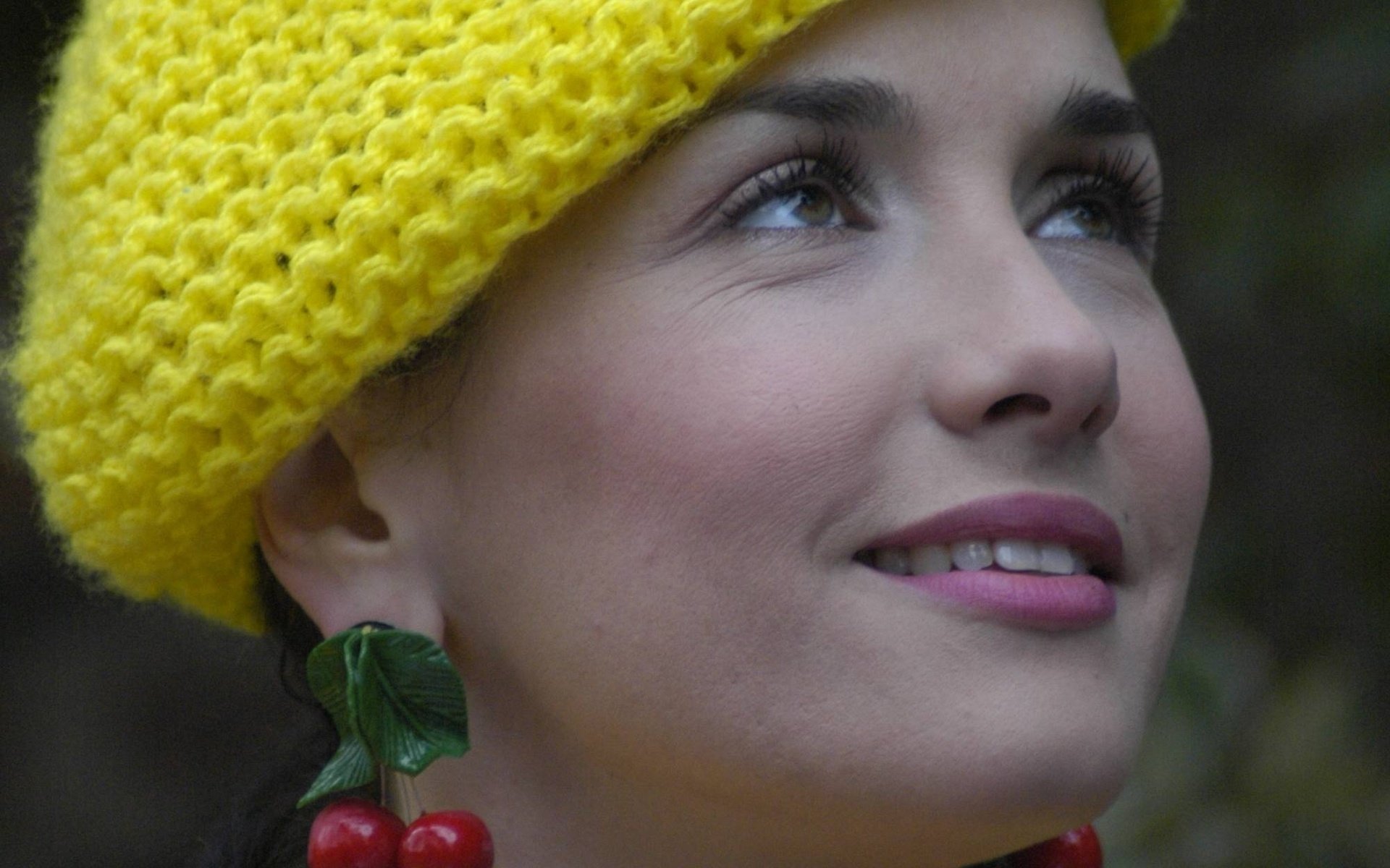 sombrero amarillo natalia oreiro cara belleza actriz ángel salvaje sonrisa mirada modelo celebridad estrella cantante latina pendientes pétalos modelos chicas ojos retrato mujeres