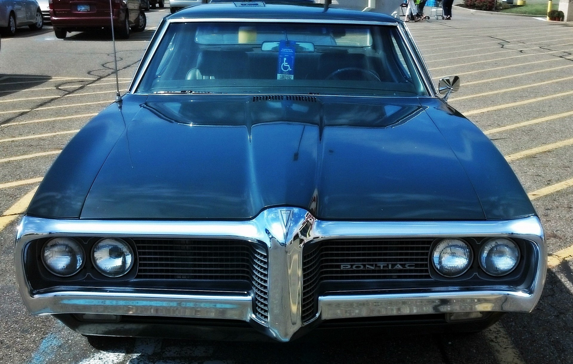 car vehicle hood transportation system automotive no person chrome drive headlight exhibition classic windshield sedan