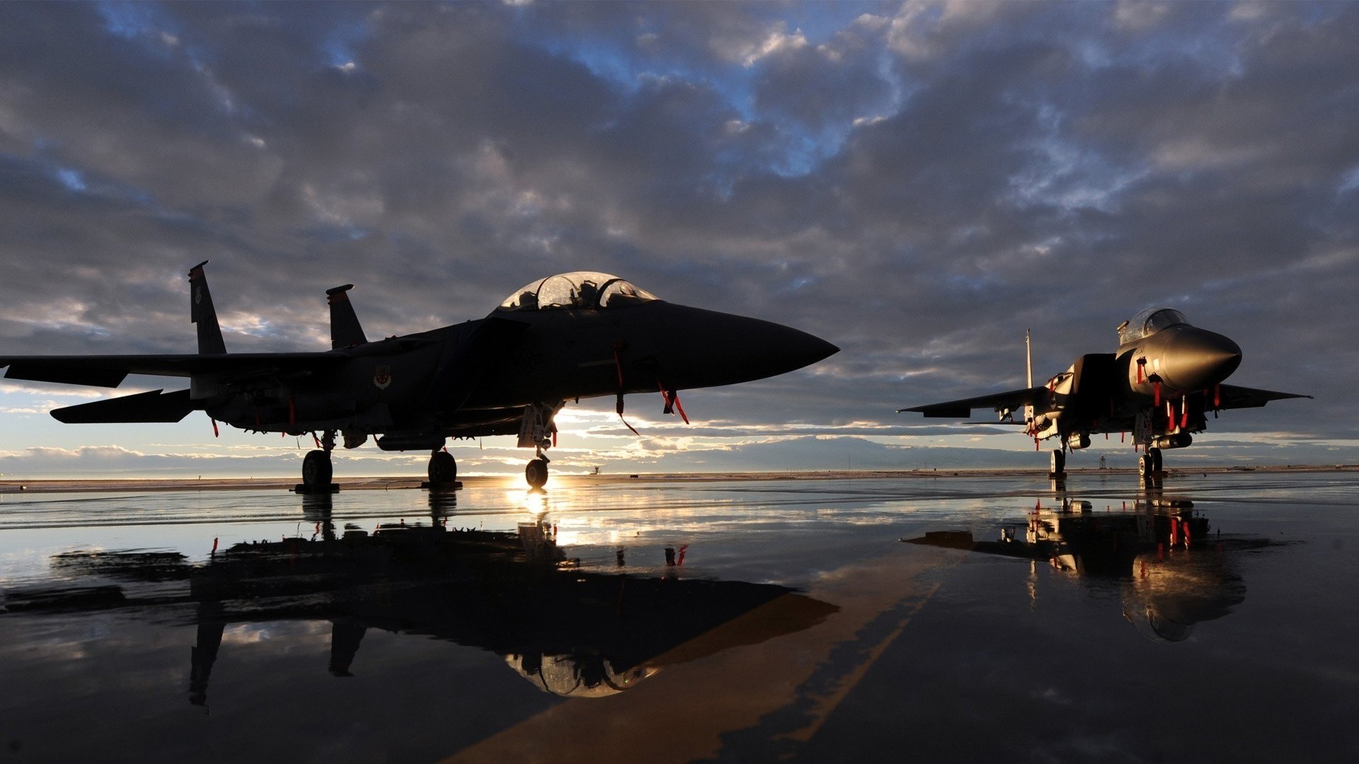 aerei aereo mcdonnell douglas f-15 eagle caccia atterraggio cielo nuvole tramonto sera ombra aviazione aviazione militare equipaggiamento militare aviazione