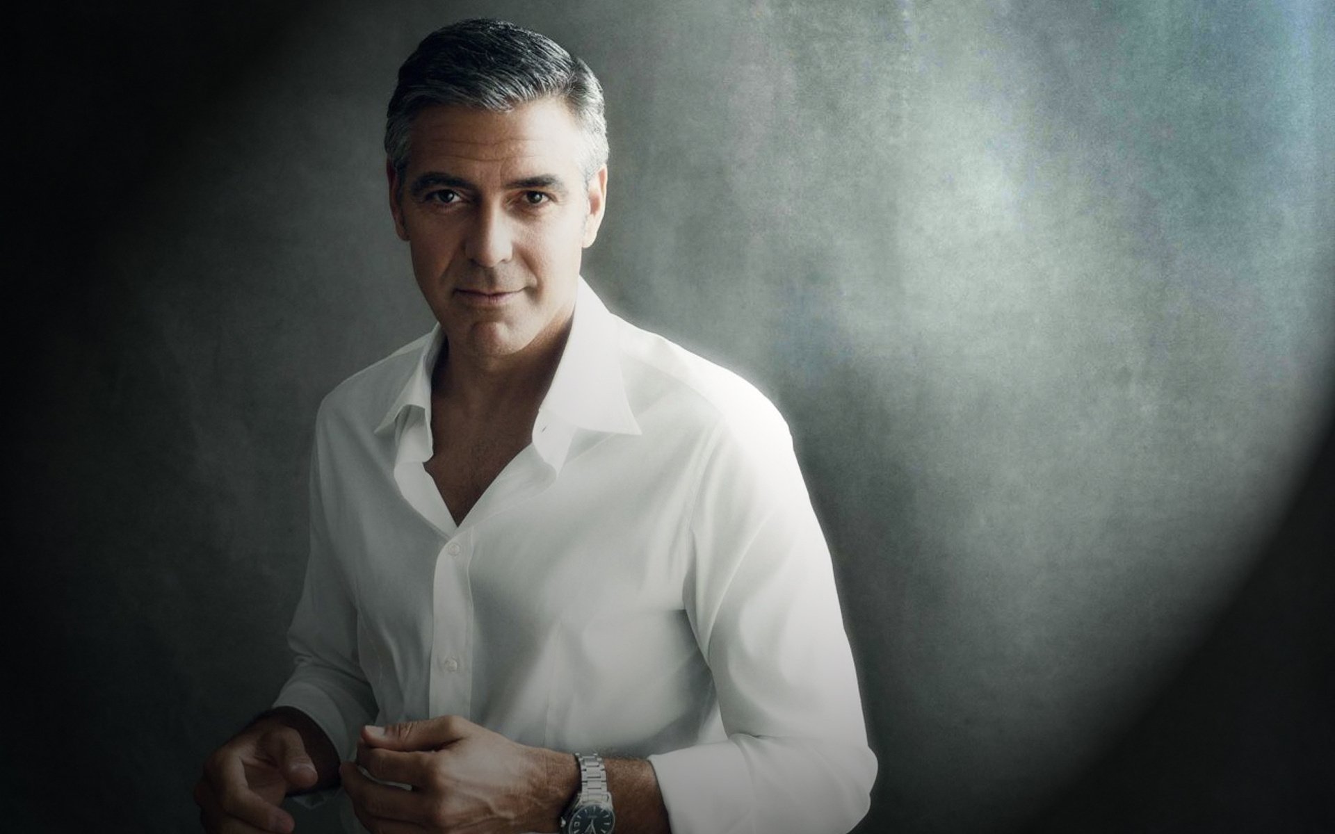 rollex siwe włosy george clooney aktor koszula zegar ściana producent scenarzysta reżyser mężczyzna uśmiech przystojny oczy twarz portret george