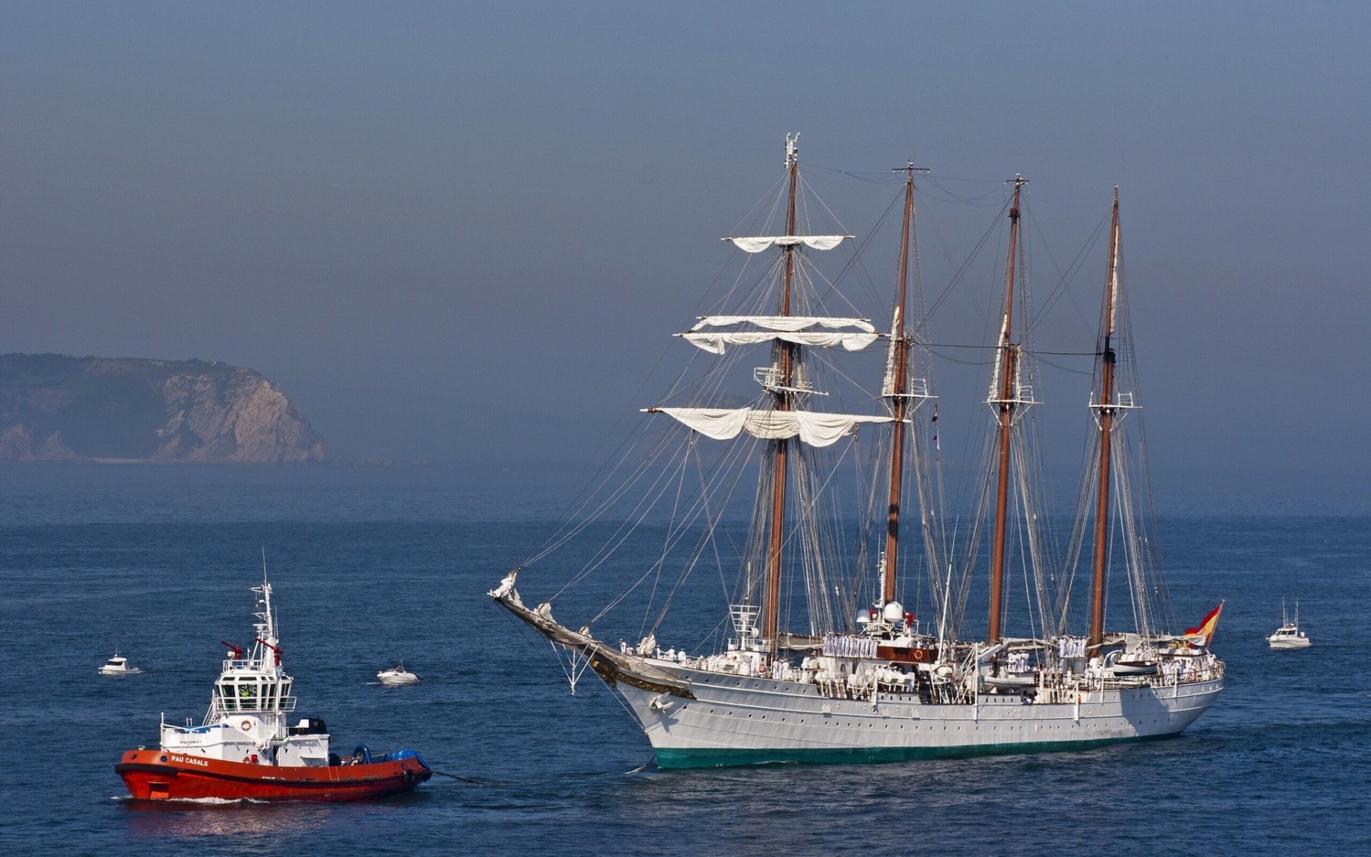 juan sebastián de elcano schoner segelboot schlepper boote meer