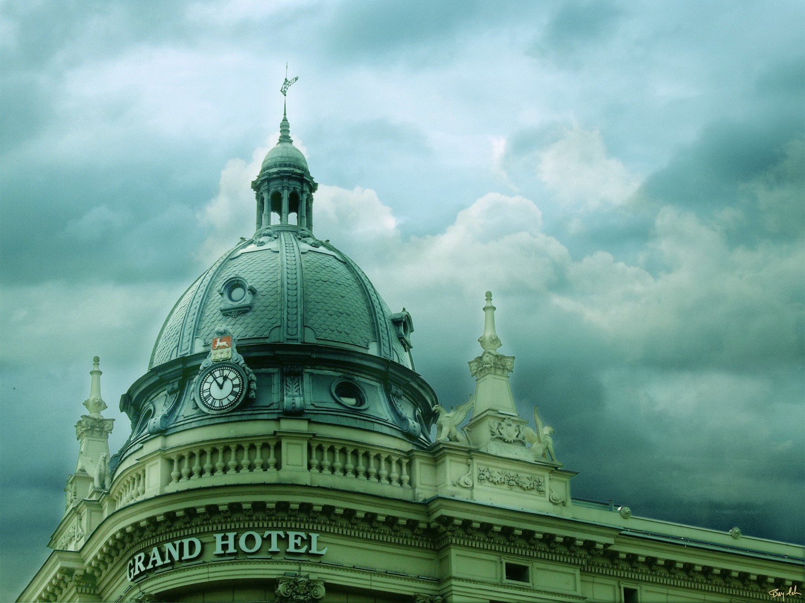 wolken uhr dach gebäude