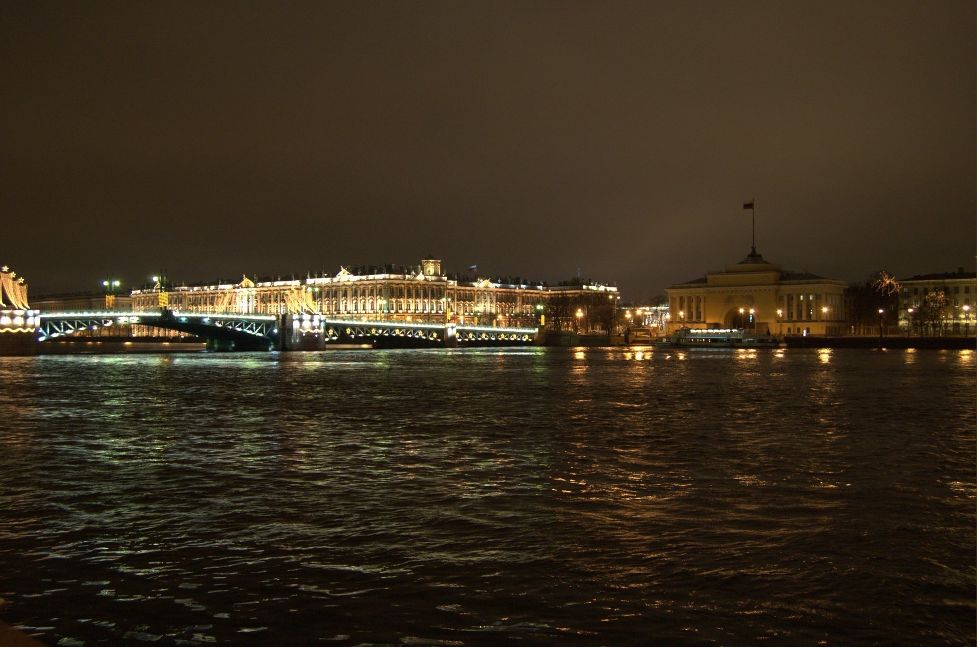 saint-pétersbourg peter nuit pont rivière neva ville remblai lumières bâtiments eau villes ciel nocturne lumières de la ville