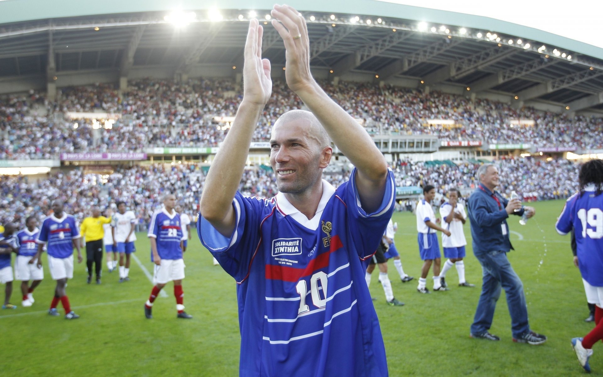 hände stadion spieler fußballer zinedine zidane groß e frankreich nationalmannschaft zidane rasen fans sieg emotionen freude licht spiel fußball sport