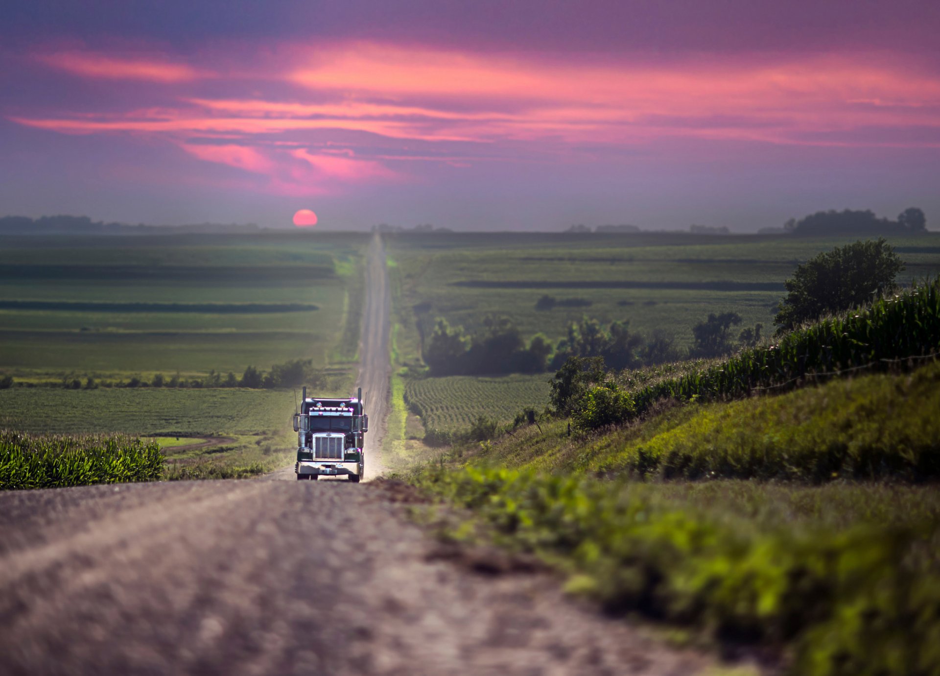 camion route soleil coucher de soleil