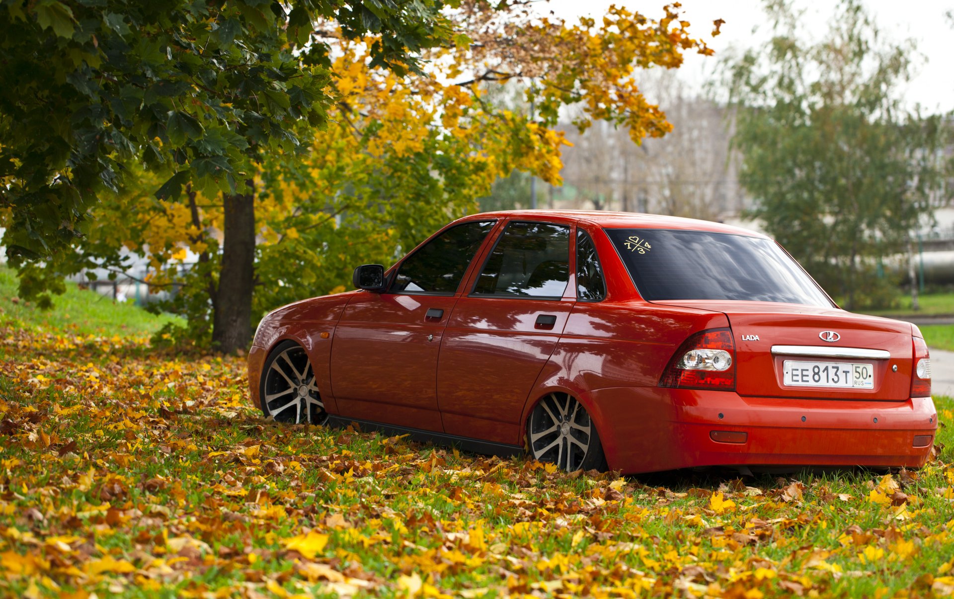 lada 2170 priora priora rot felgen herbst straße blätter