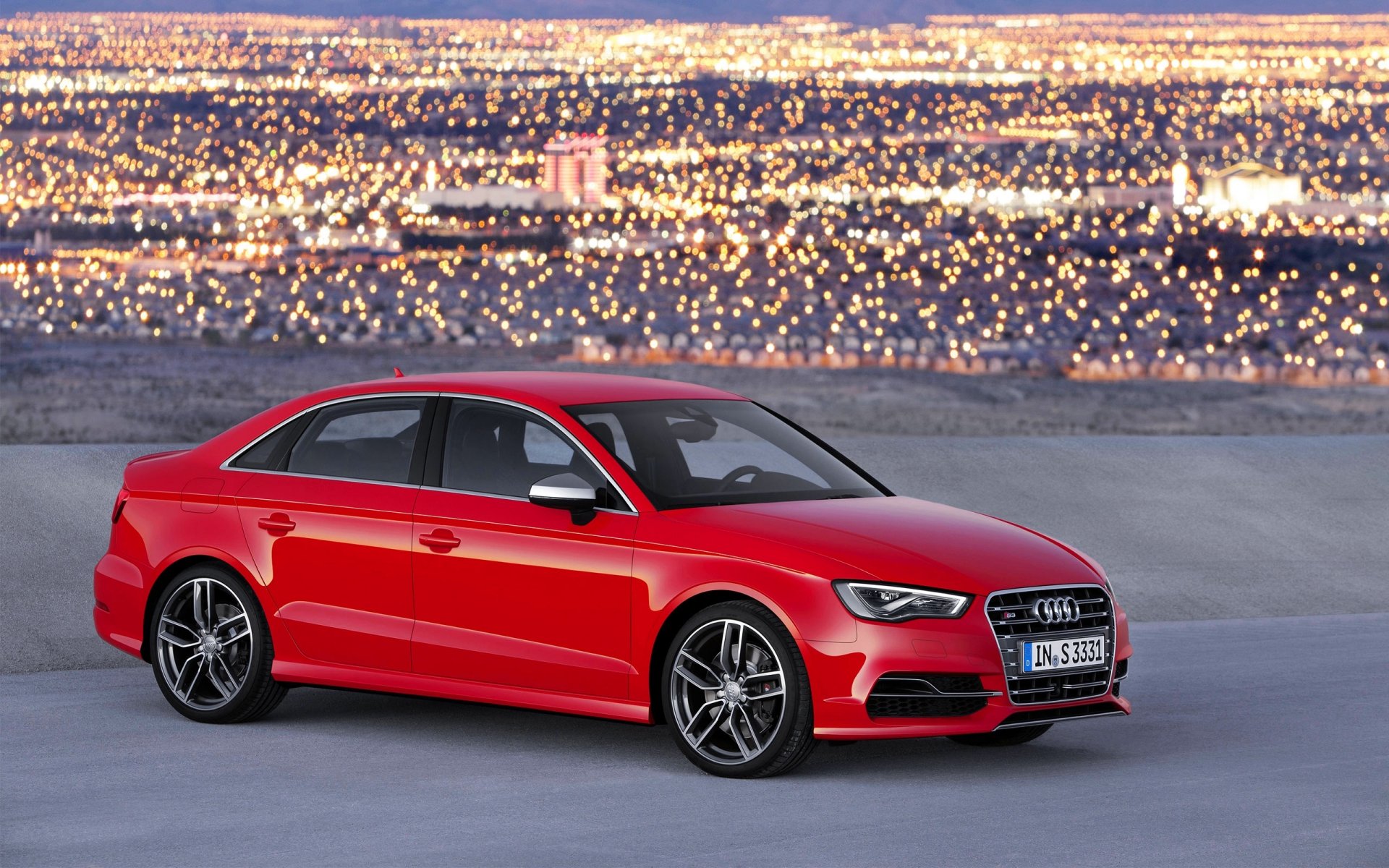 audi a3 berlina auto rosso vista laterale corpo ruota luci città