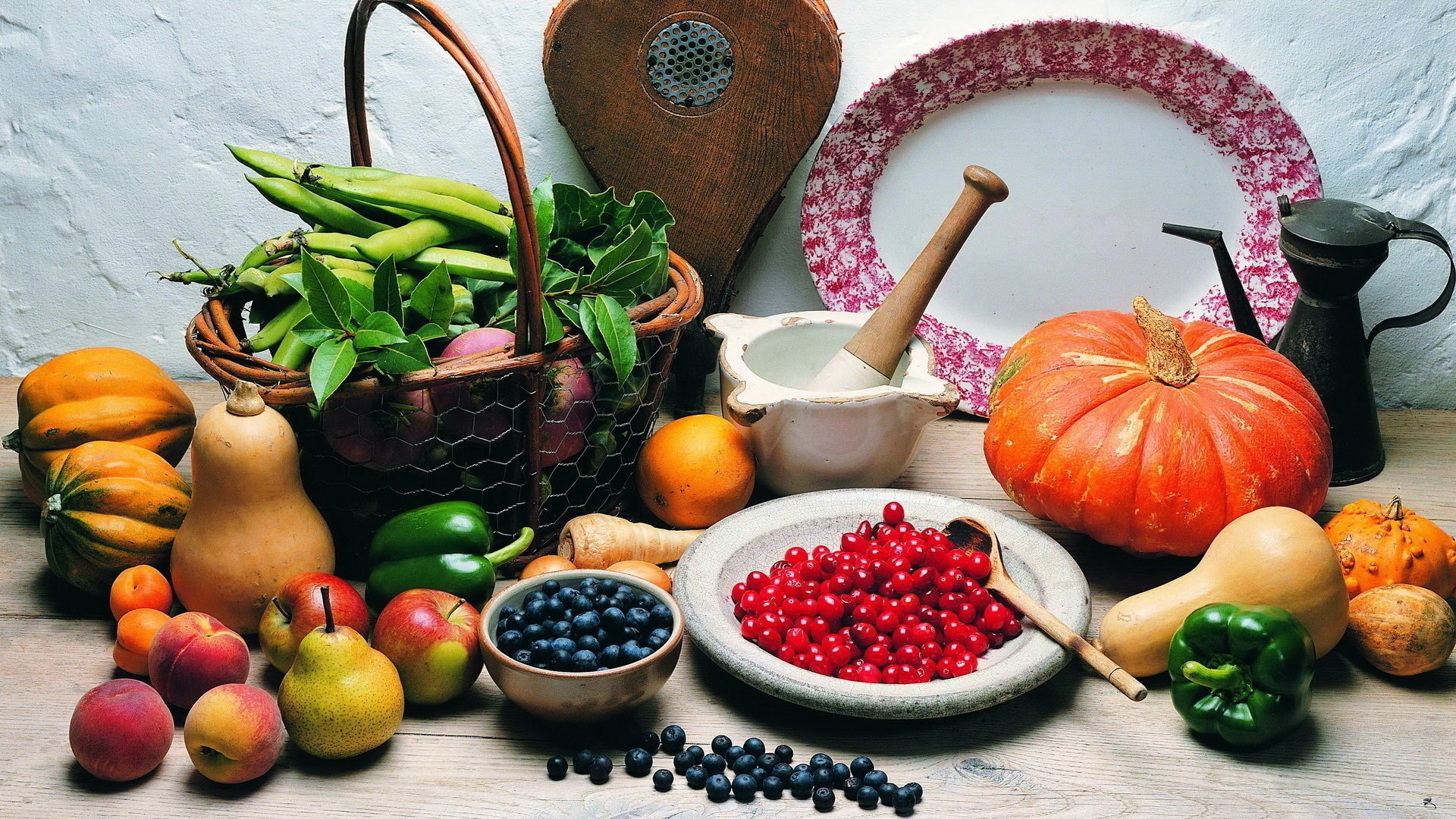 sortiert lebensmittel korb kürbis beeren preiselbeeren heidelbeeren früchte birnen paprika karotten gemüse holzgeschirr äpfel pfirsiche früchte teller korb