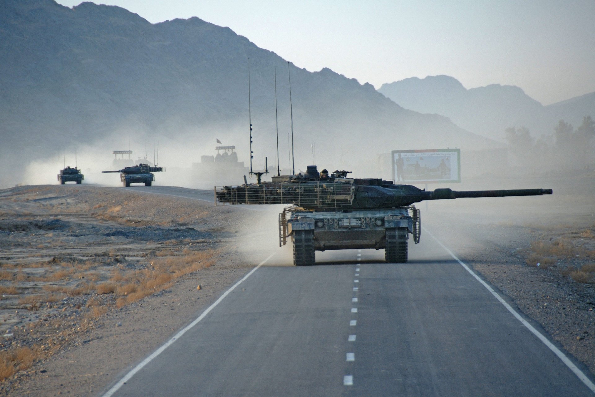 réservoir léopard 2a6 route afghanistan guerre colonne marquage fumée montagnes tir matériel militaire