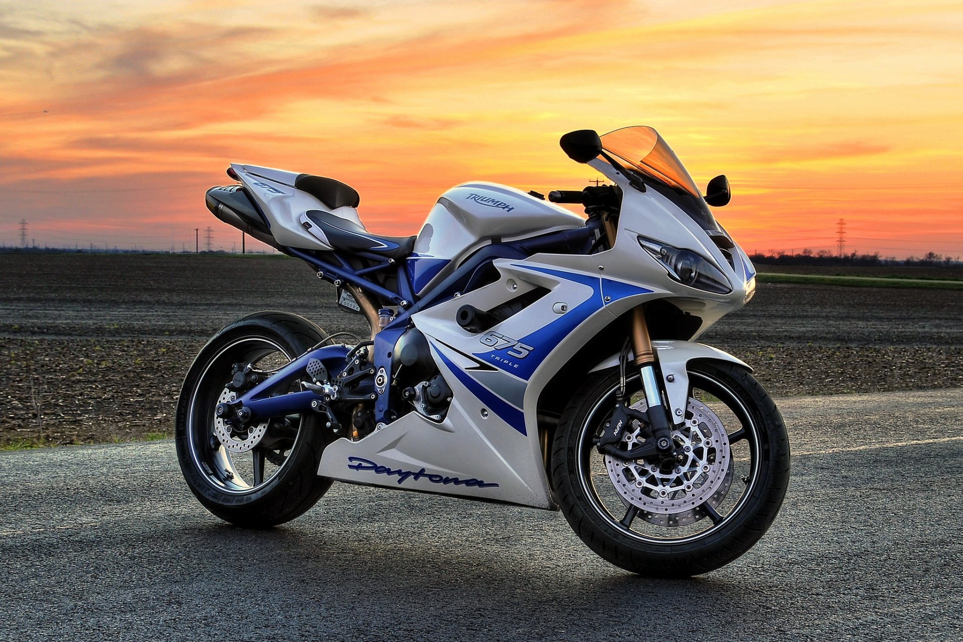 triomphe daytona 675 blanc vélo coucher de soleil daytona moto