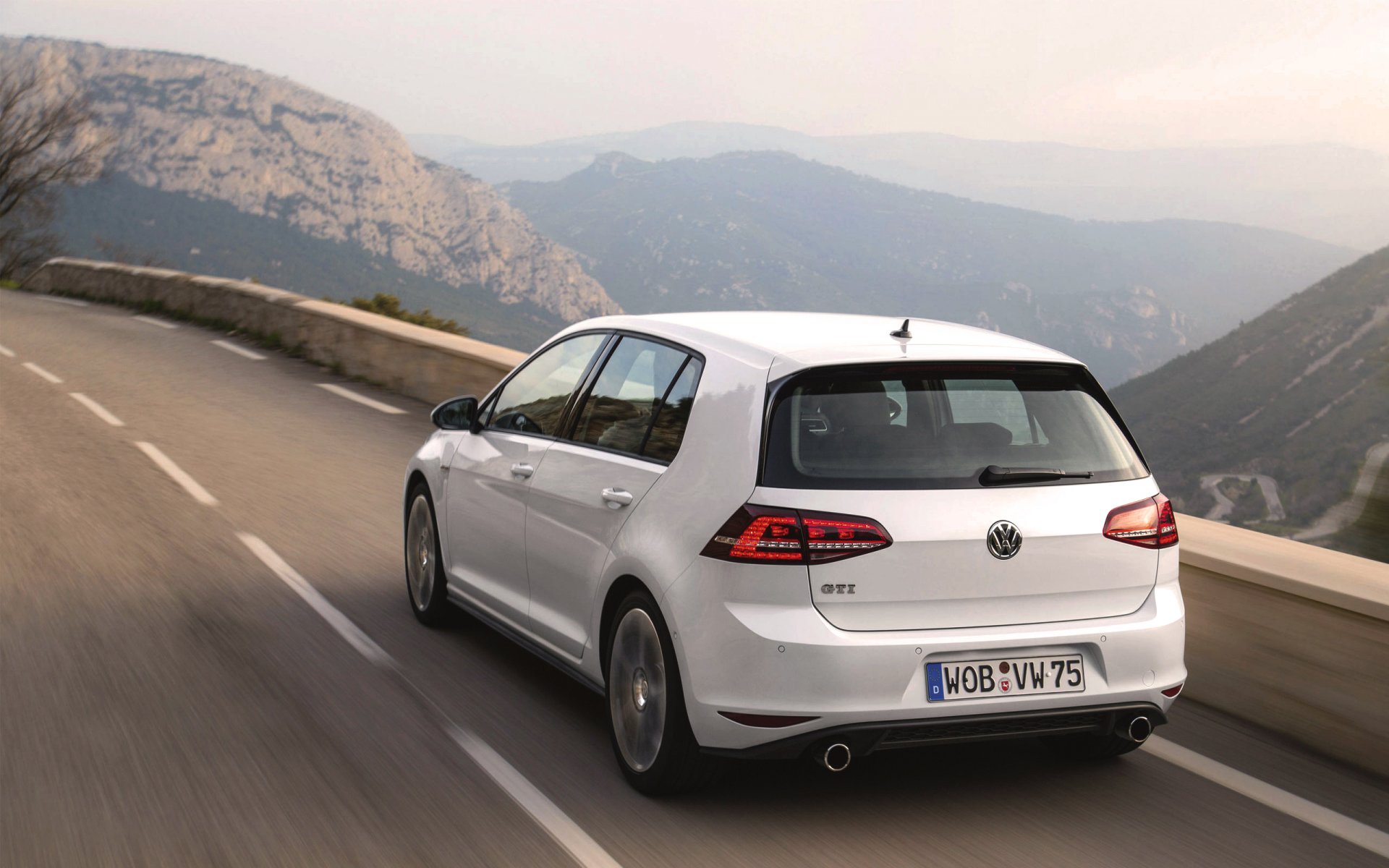 volkswagen golf gti auto voiture en mouvement route vue arrière blanc montagnes jour