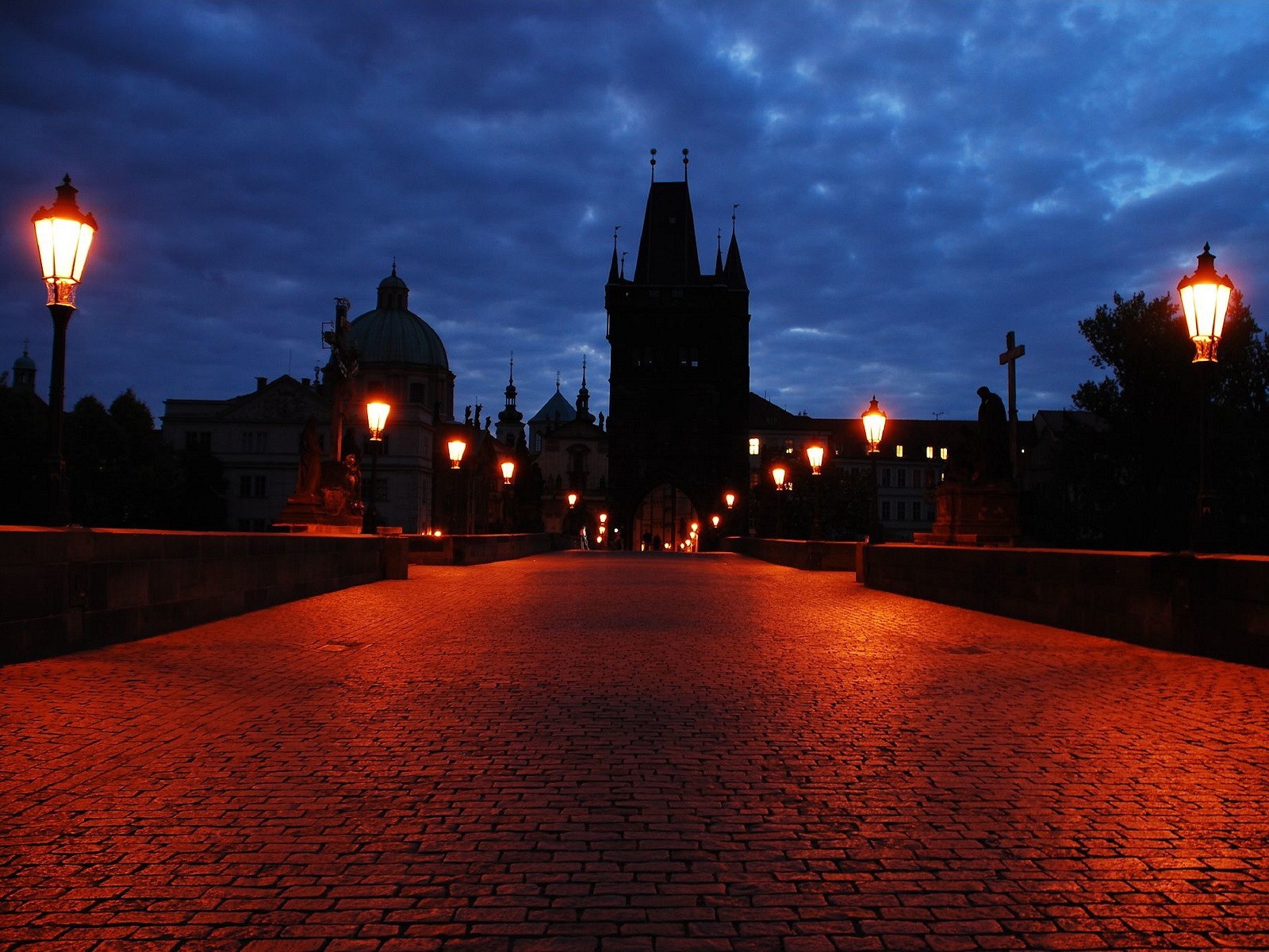 luces noche puente castillo adoquines