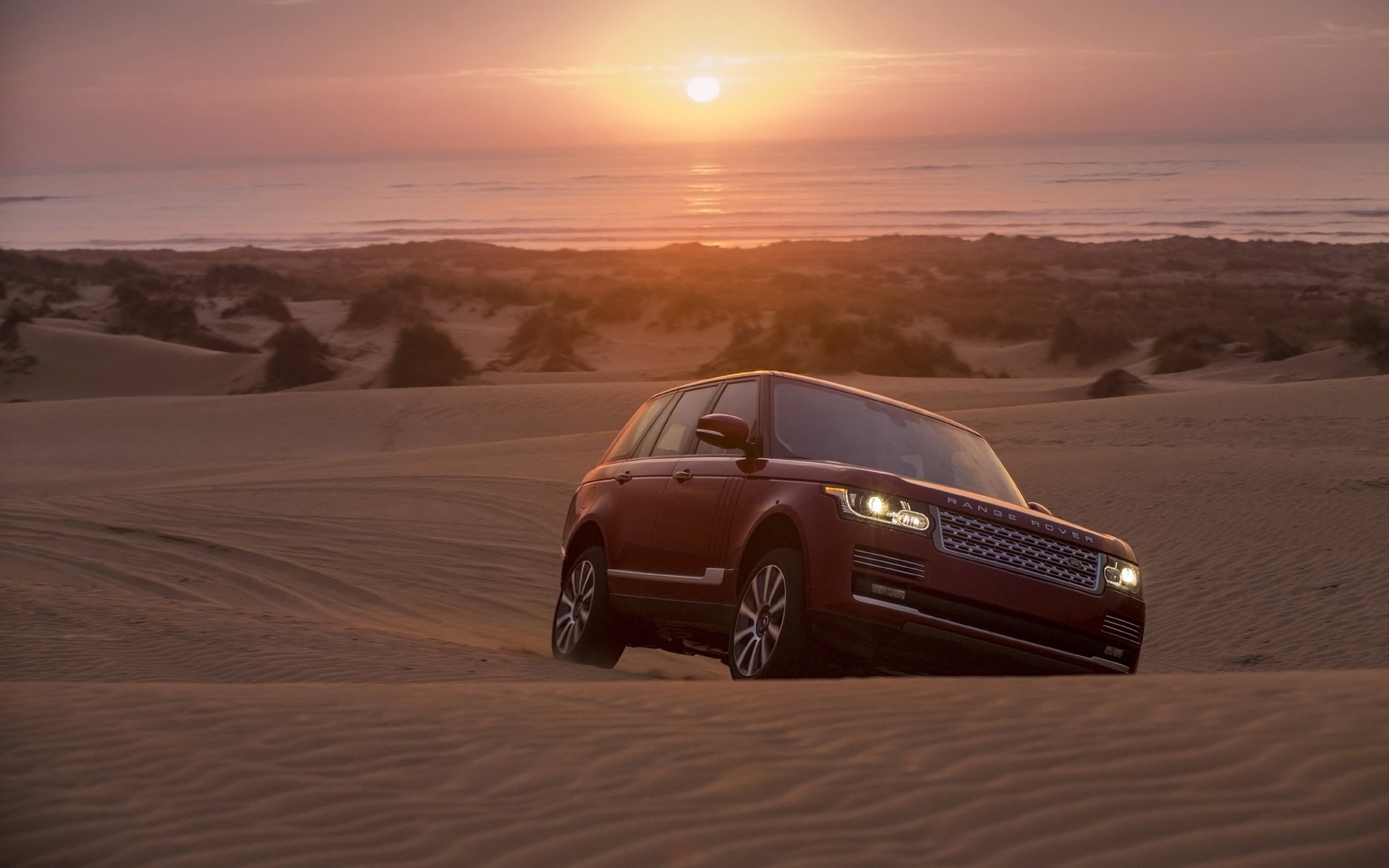 land rover range rover land rover range rover jeep frente arena puesta de sol horizonte fondo