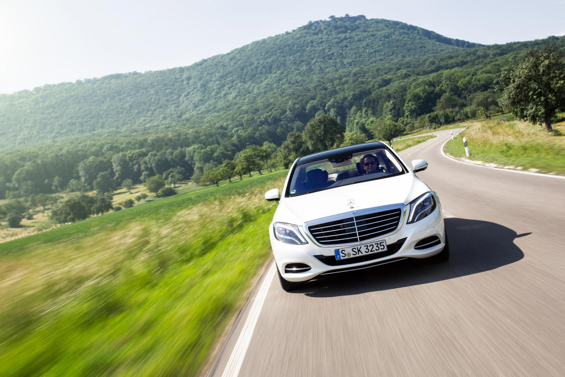 mercedes-benz classe s s500 amg bianco anteriore stoccarda velocità traffico colline