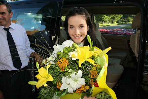 Natalia Oreiro steigt mit einem Blumenstrauß aus dem Auto aus