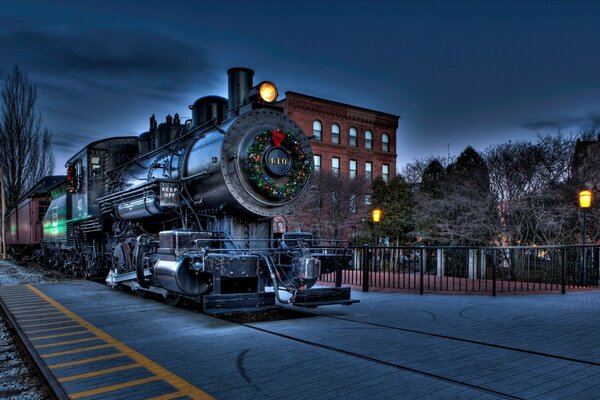 Paseo de la locomotora de vapor de Nochevieja por la noche