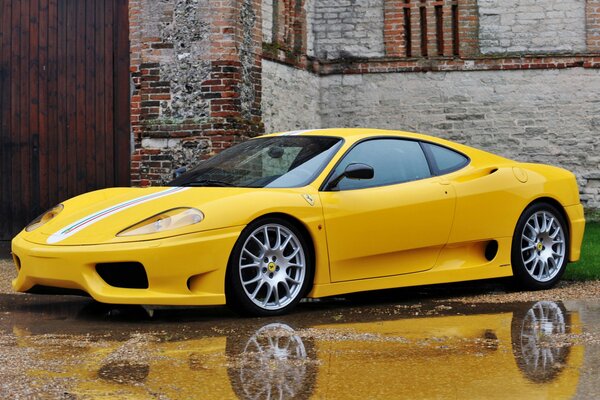 Отражение желтой тонированной Ferrari 360 в луже