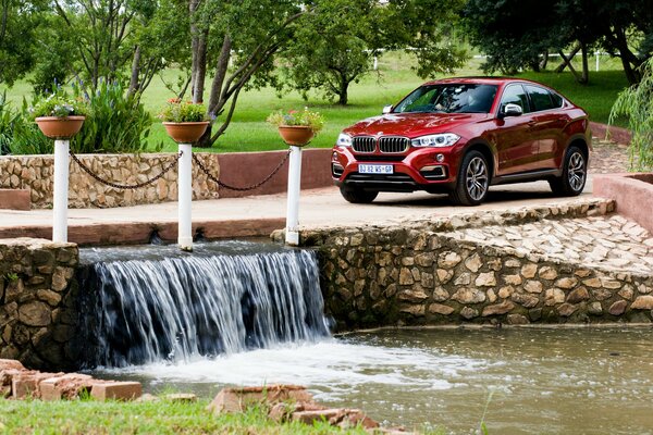 Voiture rouge debout dans le parc