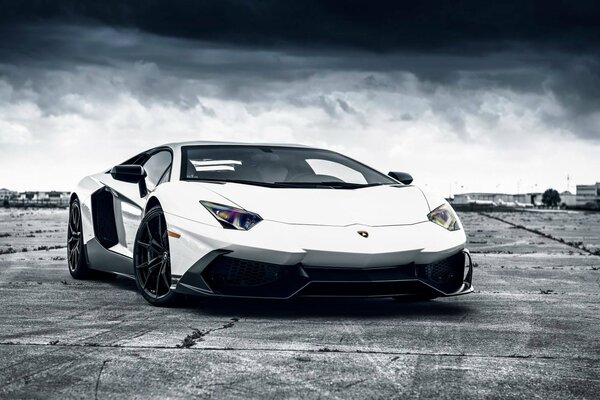 Lamborghini Aventador supercar presente