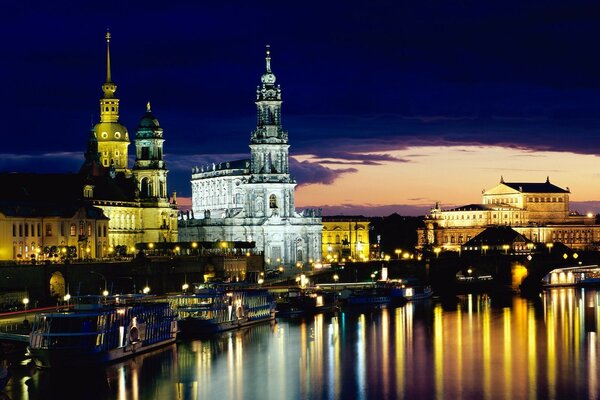 Le lanterne si riflettono nel fiume Elba nella città di Dresda