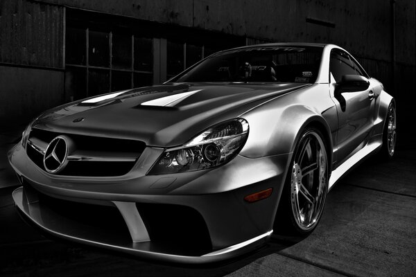 Silbernes Mercedes-Benz-Auto auf schwarzem Hintergrund