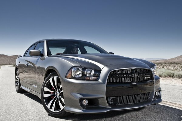 Muscle car dodge charger srt8 in grauer Farbe